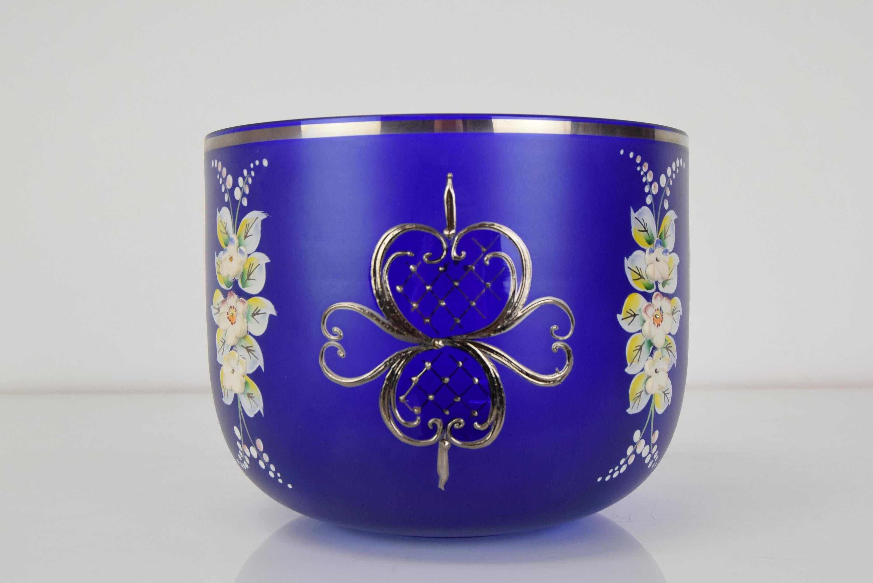 Made in Czechoslovakia
Made of blue cobalt glass
Hand painted
Original condition.