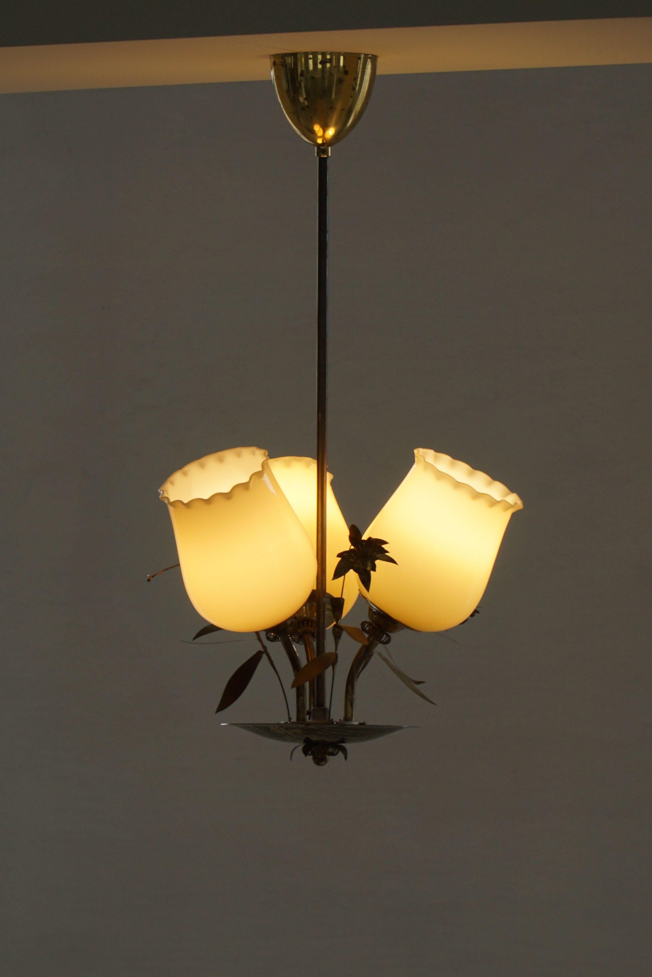 Lampadario in vetro e ottone del Medio Secolo, modello 501-3 di Stockmann, Finlandia, anni '40 in vendita 7