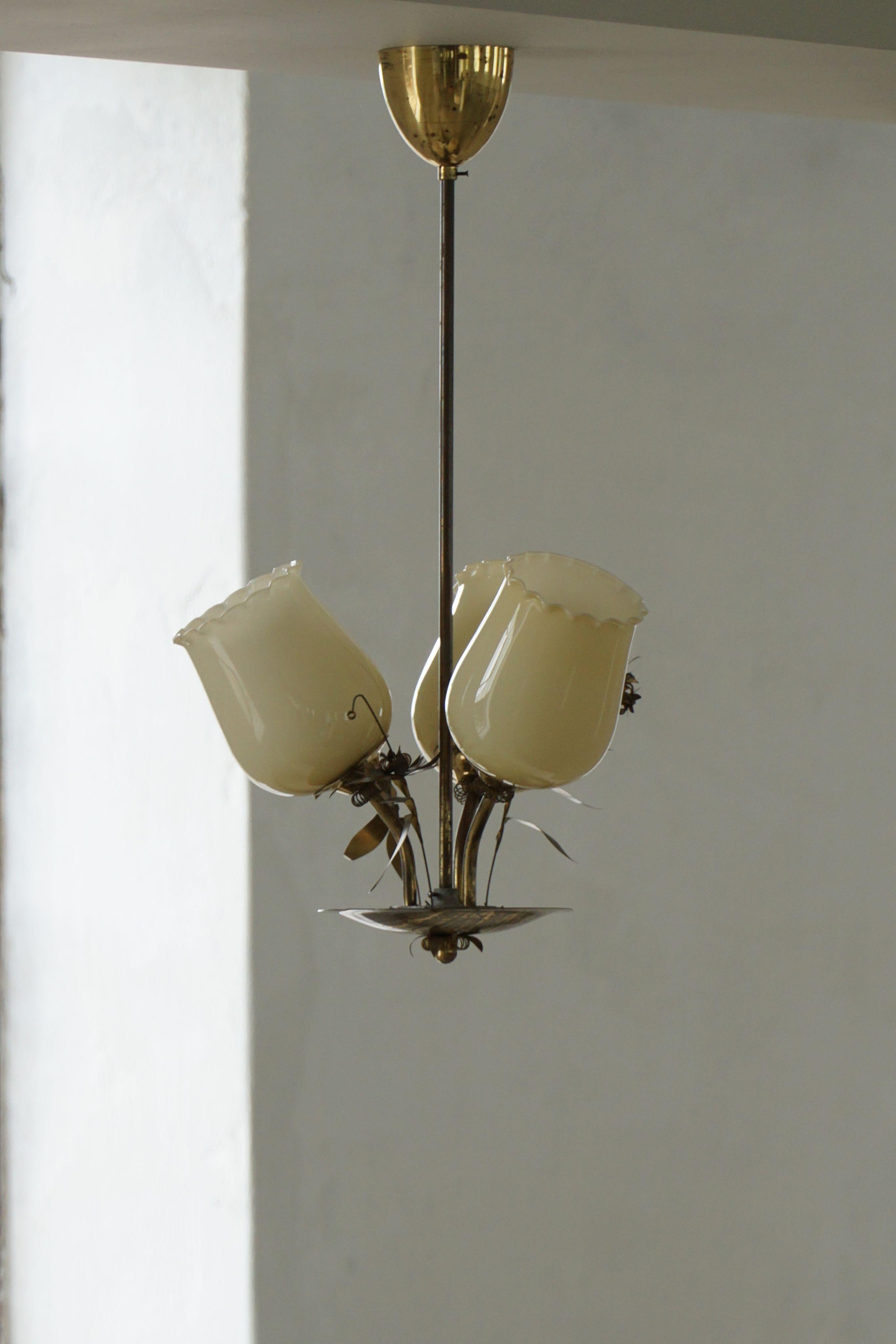 Lampadario in vetro e ottone del Medio Secolo, modello 501-3 di Stockmann, Finlandia, anni '40 in vendita 8