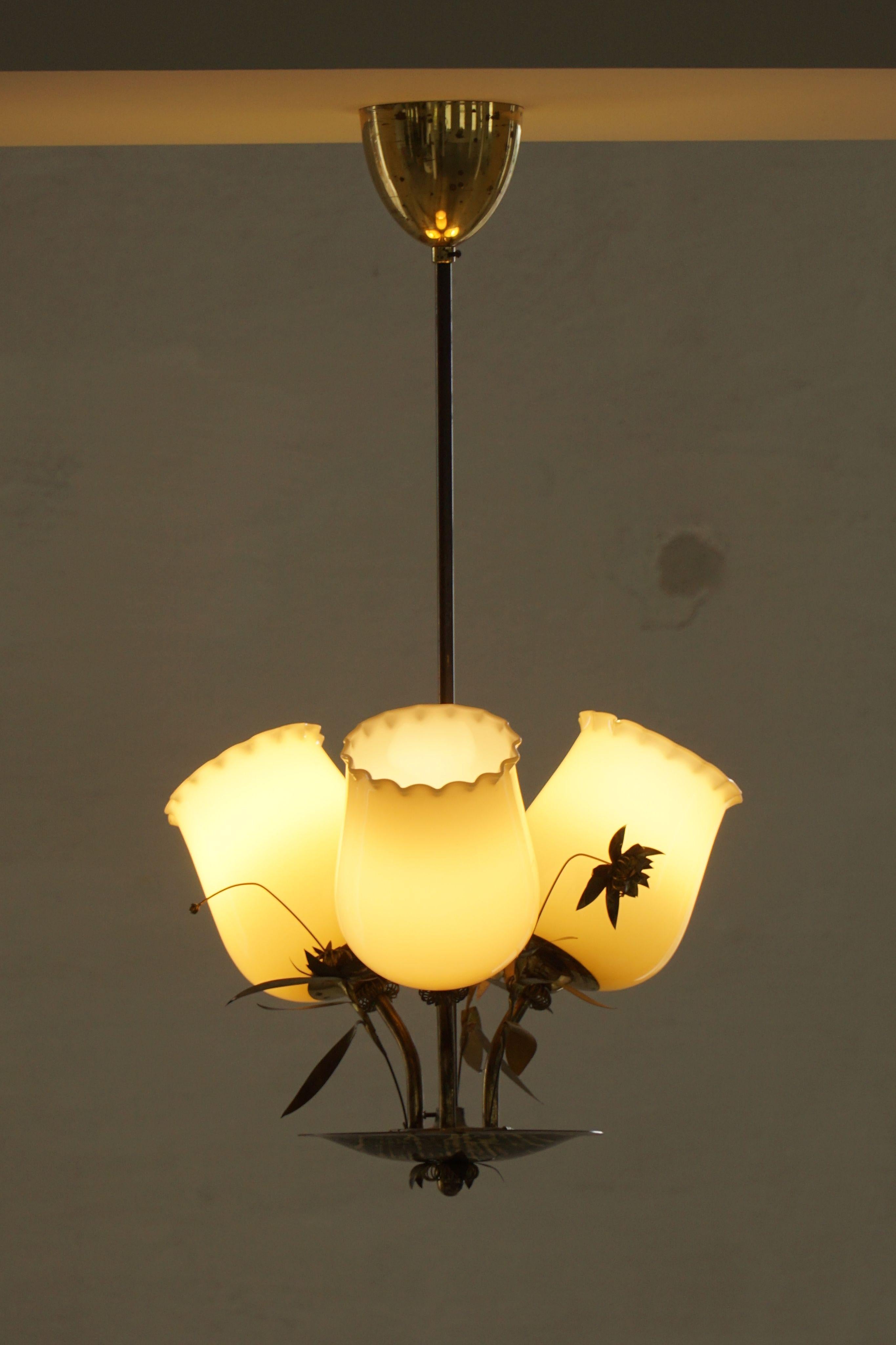 Art Déco Lampadario in vetro e ottone del Medio Secolo, modello 501-3 di Stockmann, Finlandia, anni '40 in vendita