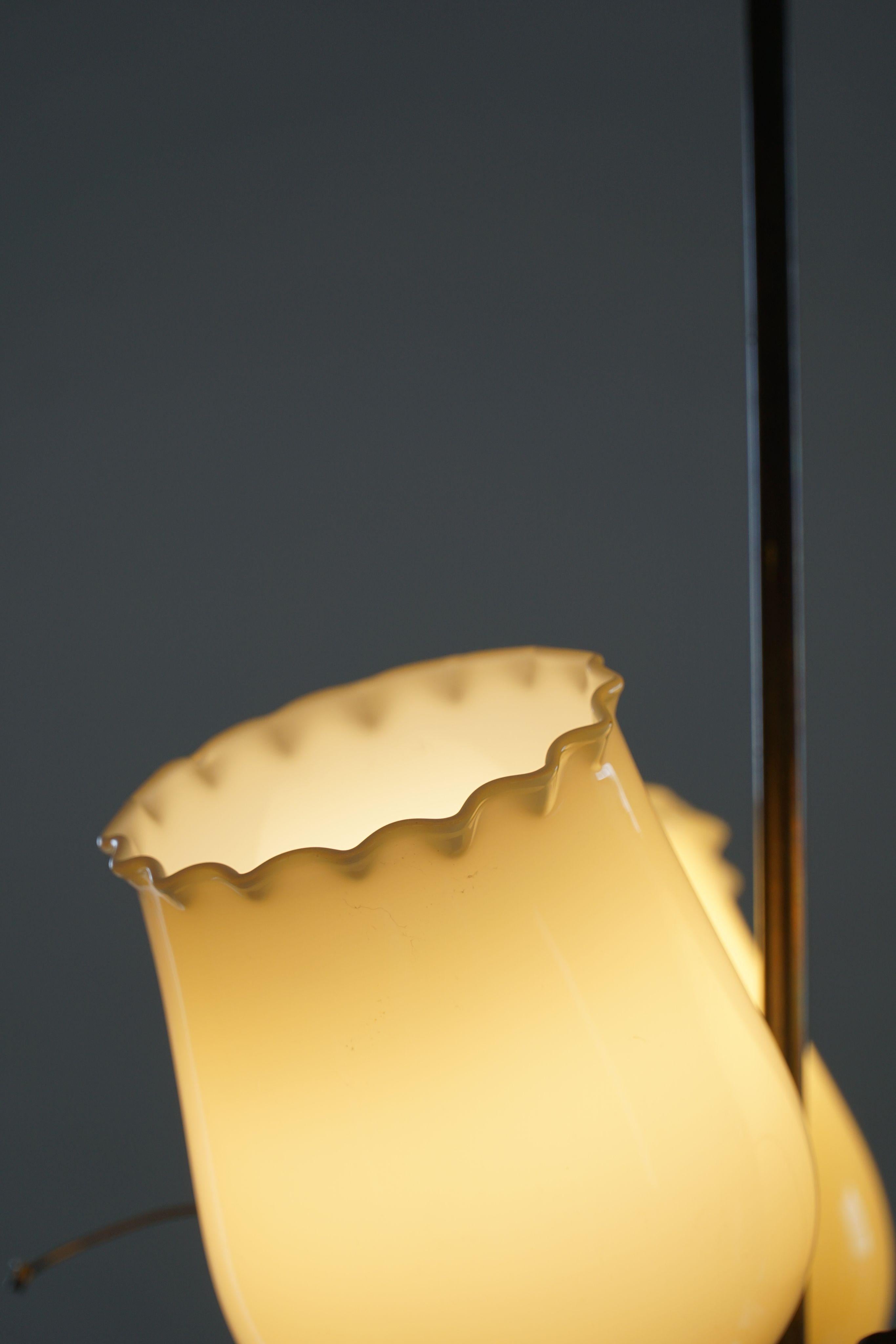 Lampadario in vetro e ottone del Medio Secolo, modello 501-3 di Stockmann, Finlandia, anni '40 In condizioni buone in vendita a Odense, DK