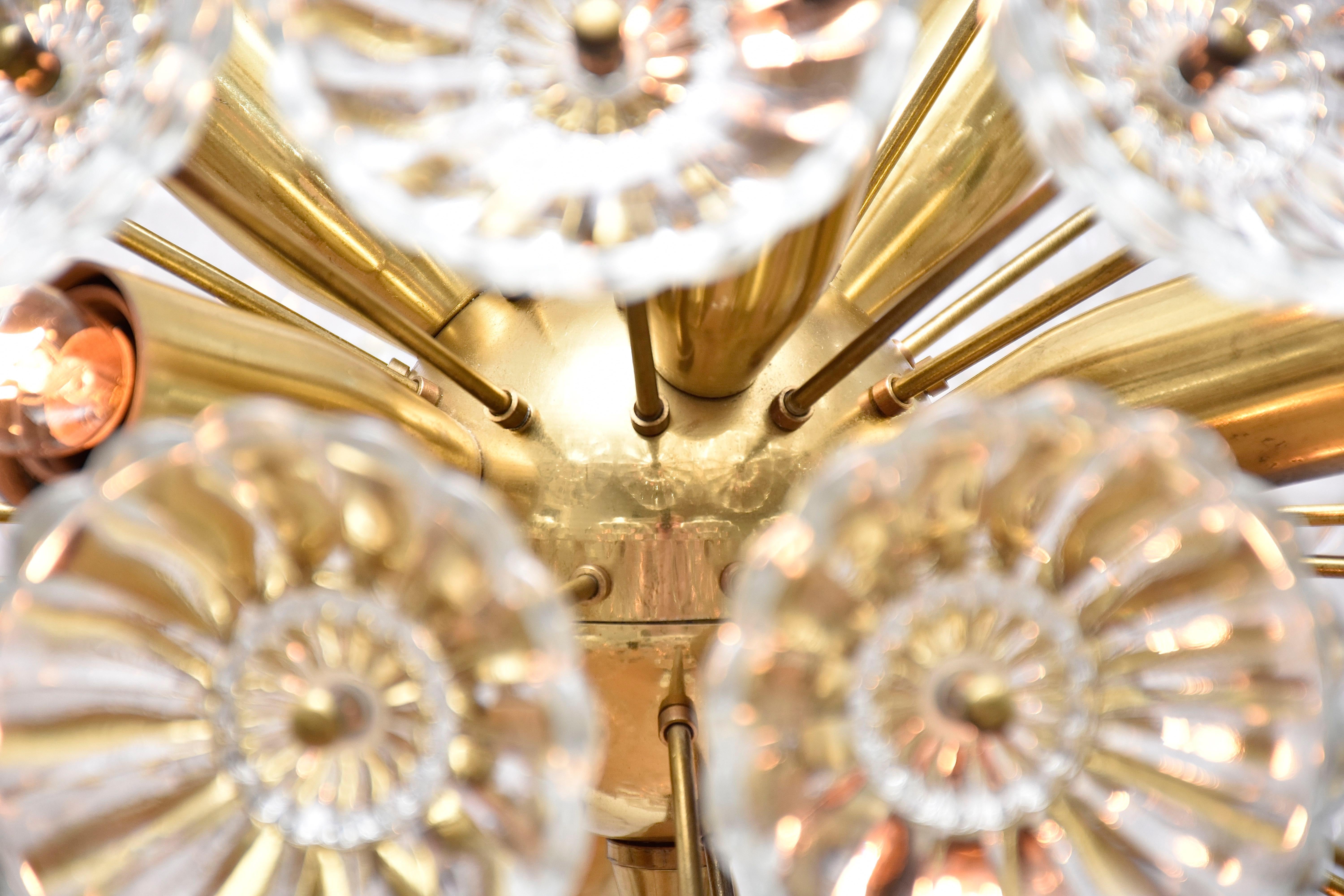 Mid-century glass & brass floral chandelier Sputnik  In Good Condition For Sale In SON EN BREUGEL, NL