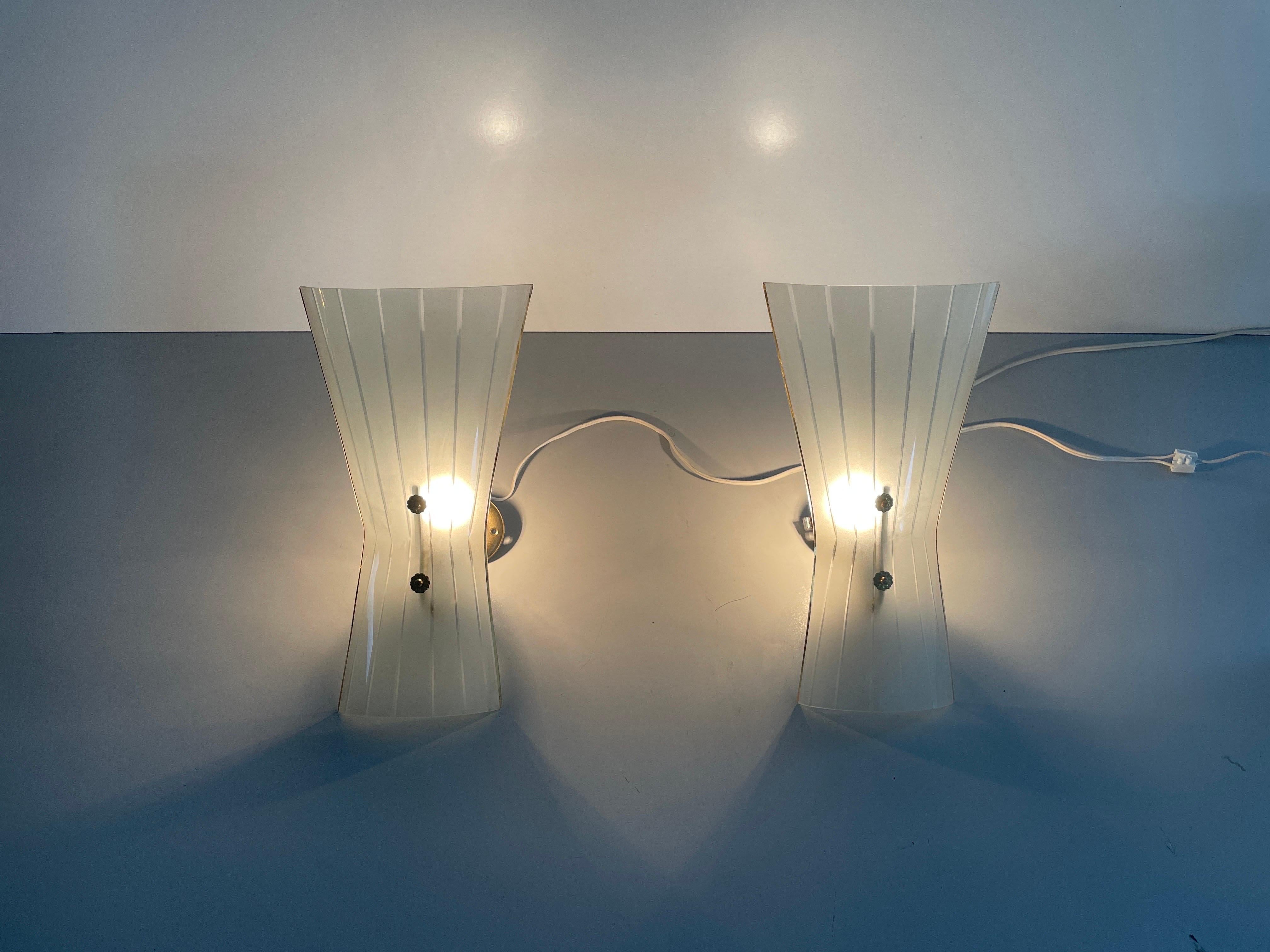 Pareja de candelabros de cristal y latón de mediados de siglo, años 50, Italia en venta 8