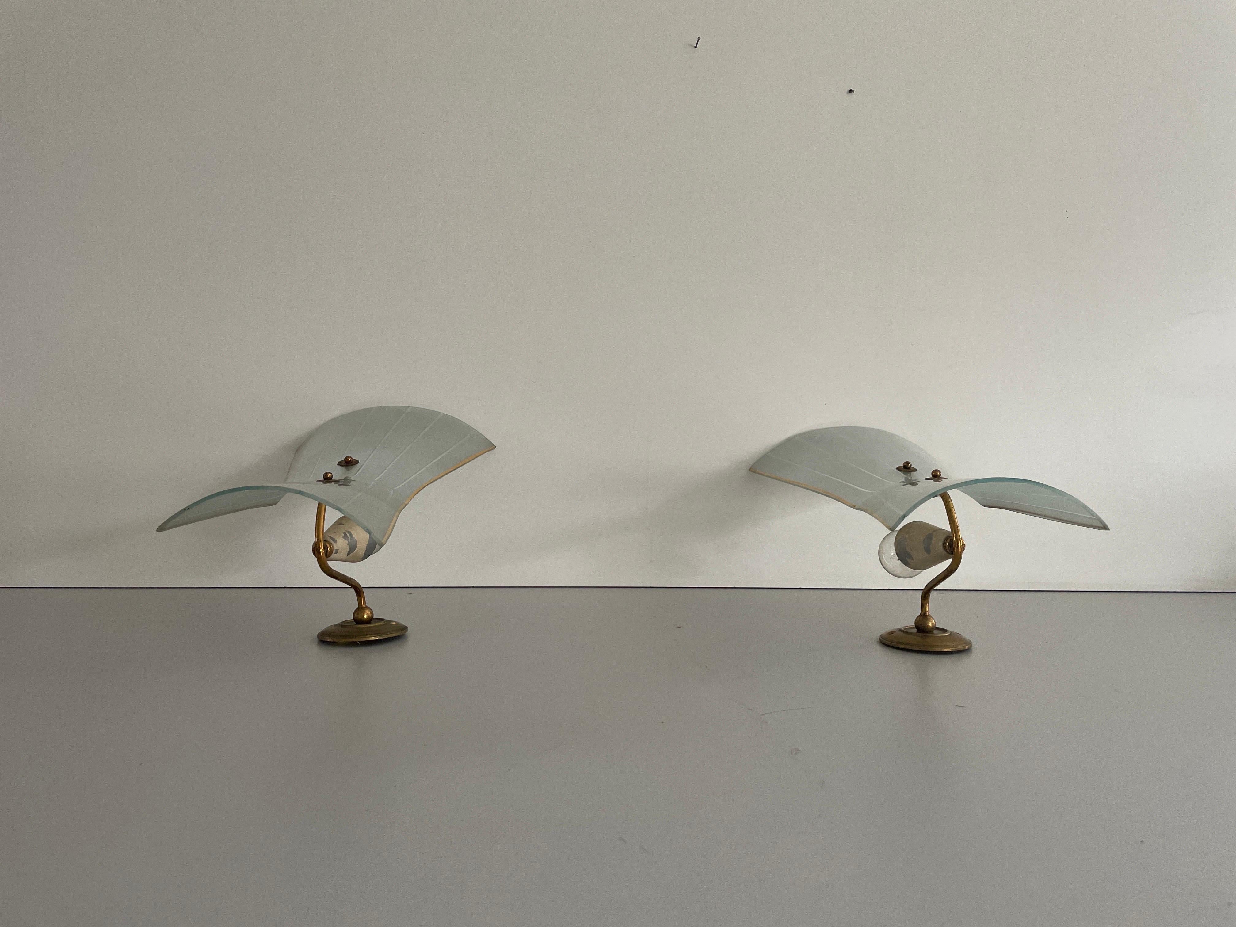 Pareja de candelabros de cristal y latón de mediados de siglo, años 50, Italia en Excelente estado para la venta en Hagenbach, DE