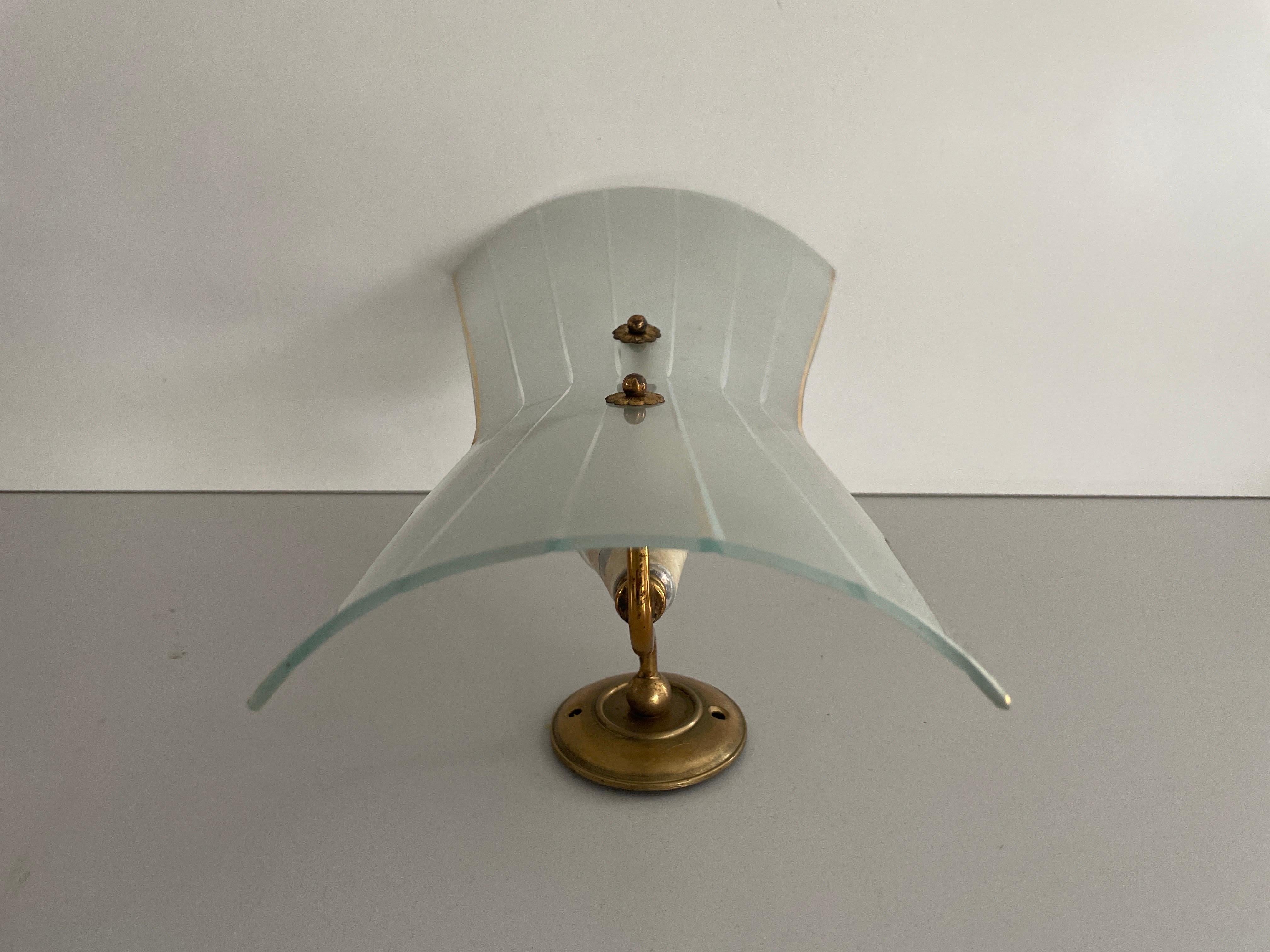 Pareja de candelabros de cristal y latón de mediados de siglo, años 50, Italia Latón en venta