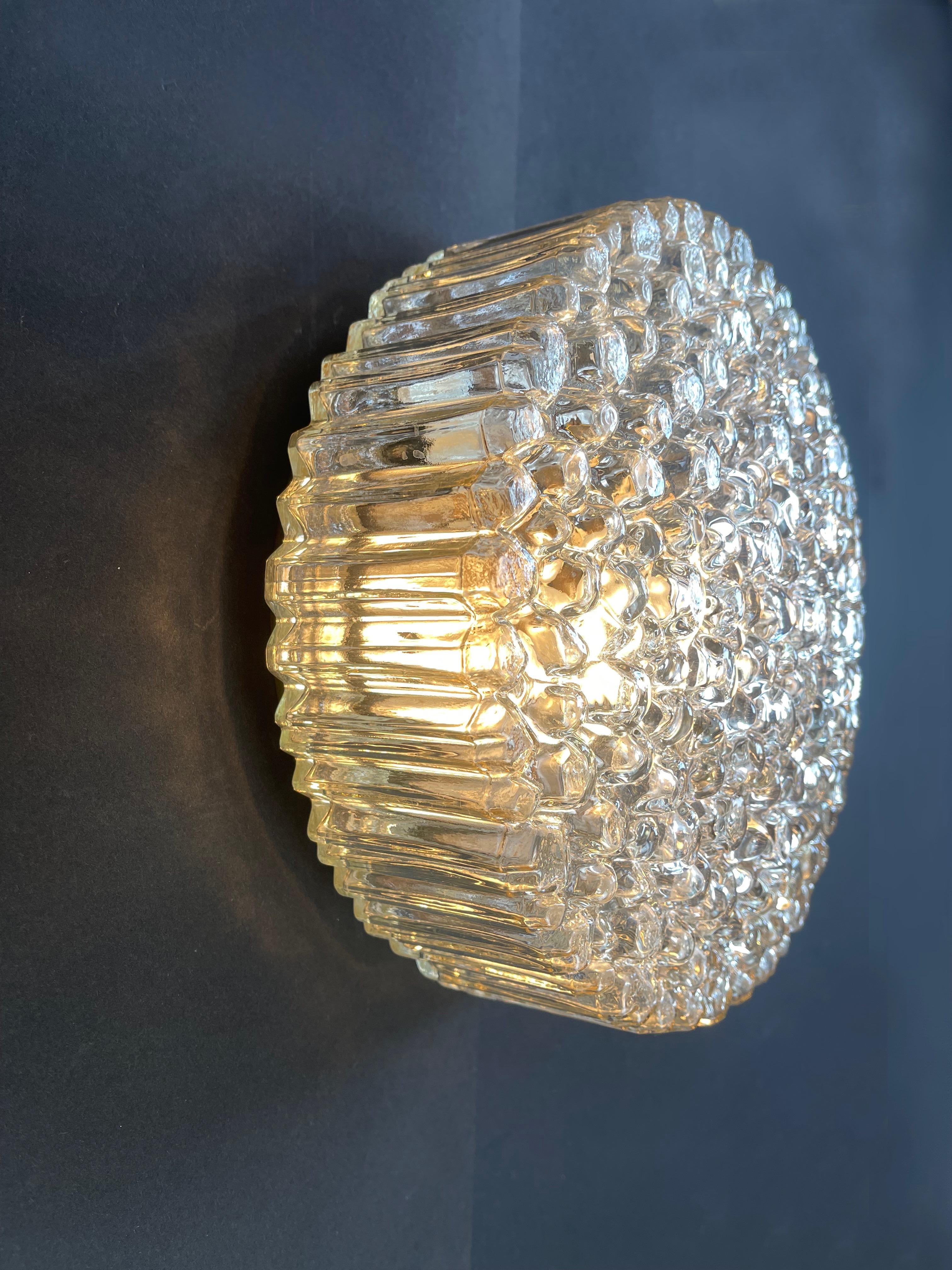 Magnifica lampada da soffitto con base a filo di 'Glashütte Limburg', famoso produttore tedesco di illuminazione di design di fascia alta della metà del secolo scorso.
Helena Tynell è una delle artiste che ha creato l'illuminazione più bella di quel