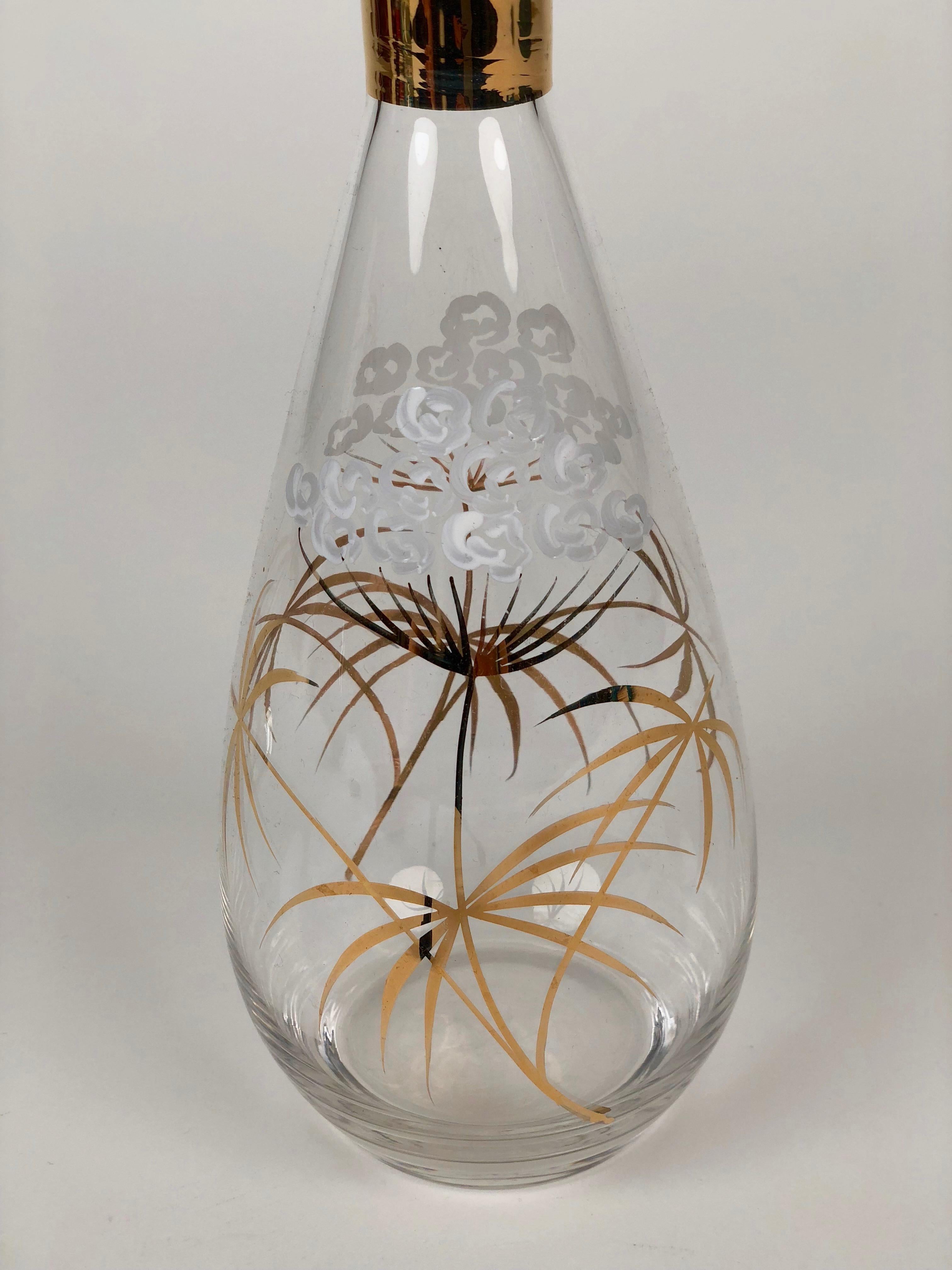 Milieu du XXe siècle Carafe en verre du milieu du siècle avec motif floral peint à la main dans le style Cabana en vente