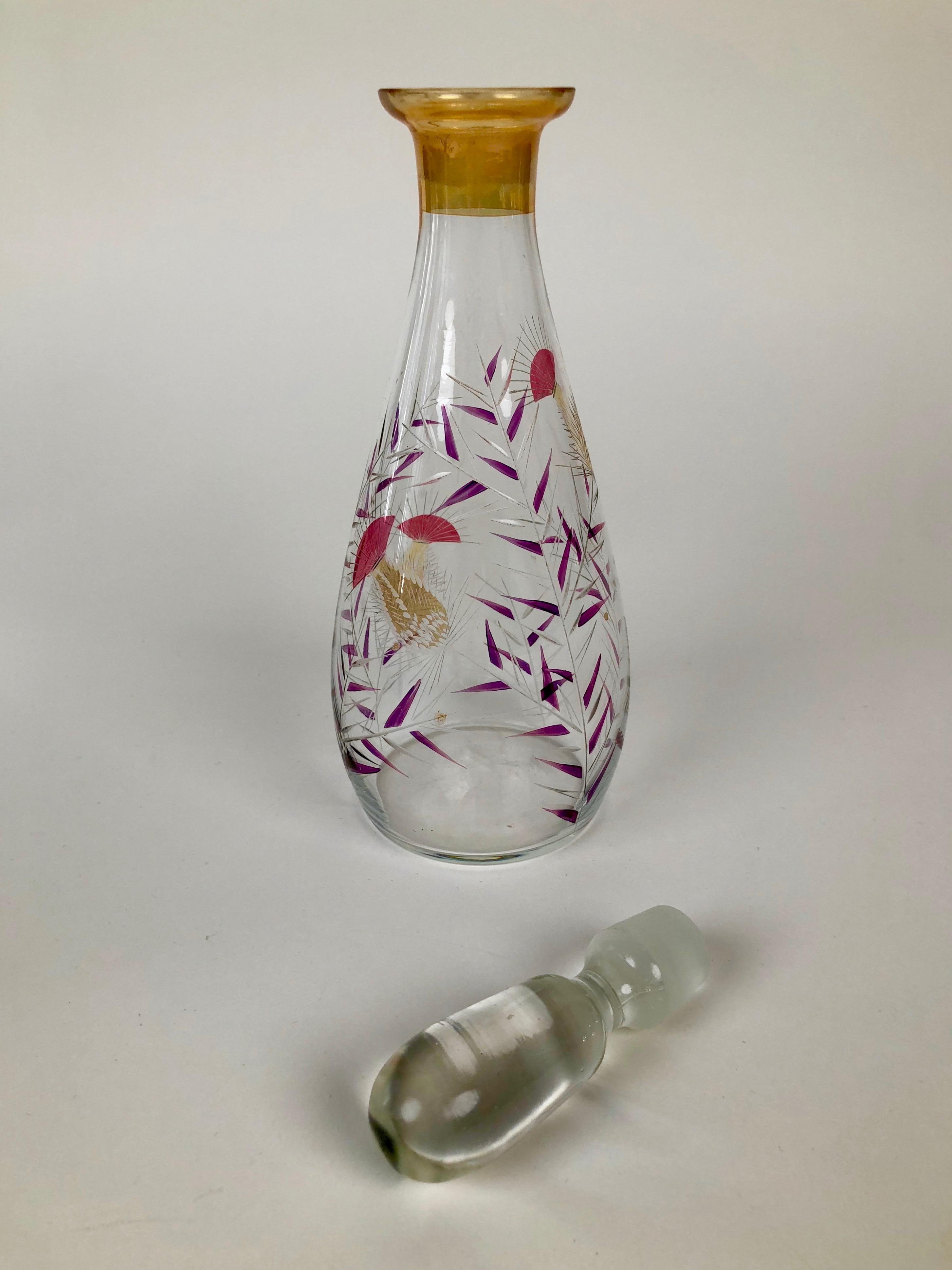 Milieu du XXe siècle Carafe en verre du milieu du siècle avec motif de chardon peint à la main de style Cabana en vente