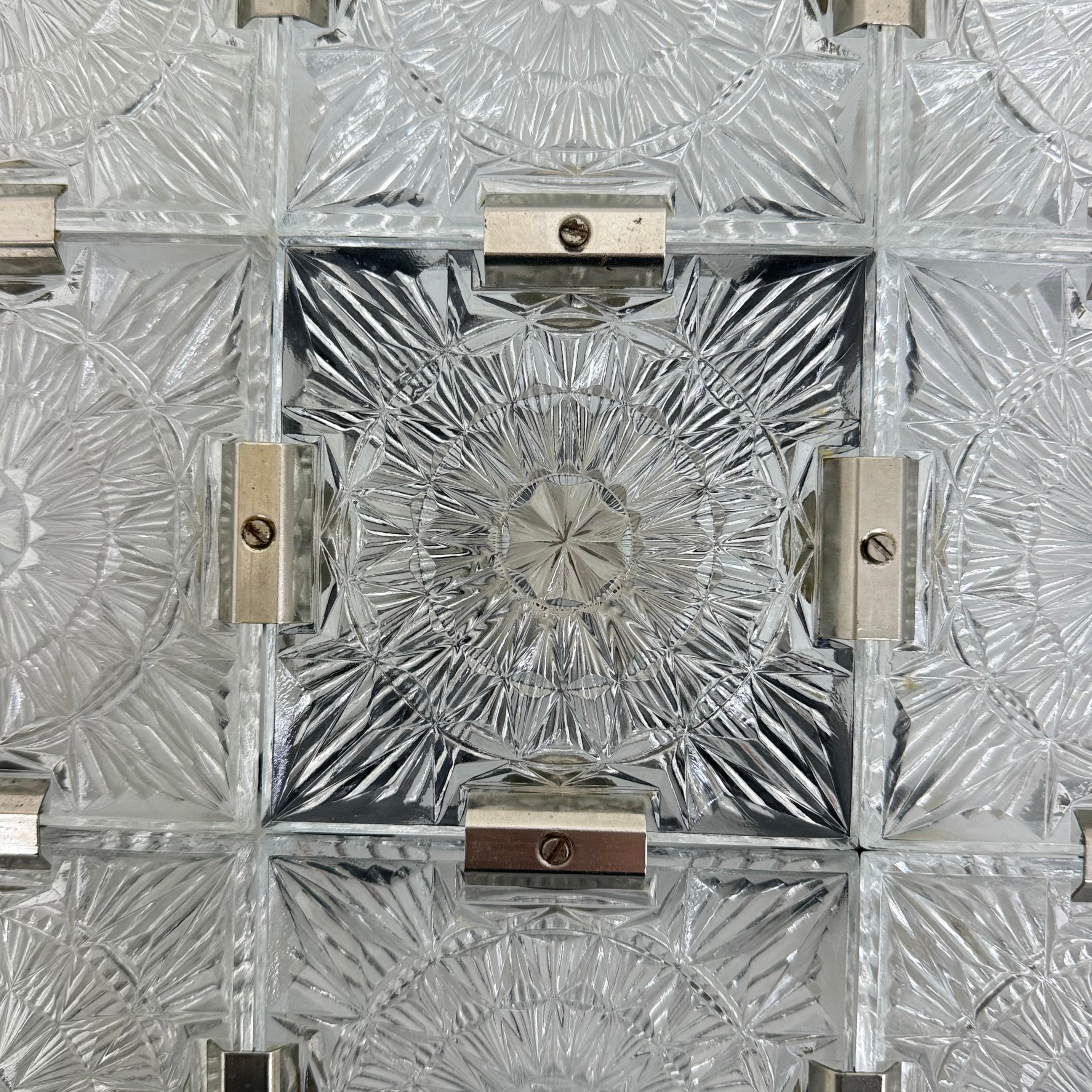 Lámpara de techo de cristal de mediados de siglo de Kamenicky Senov , década de 1970 finales del siglo XX en venta