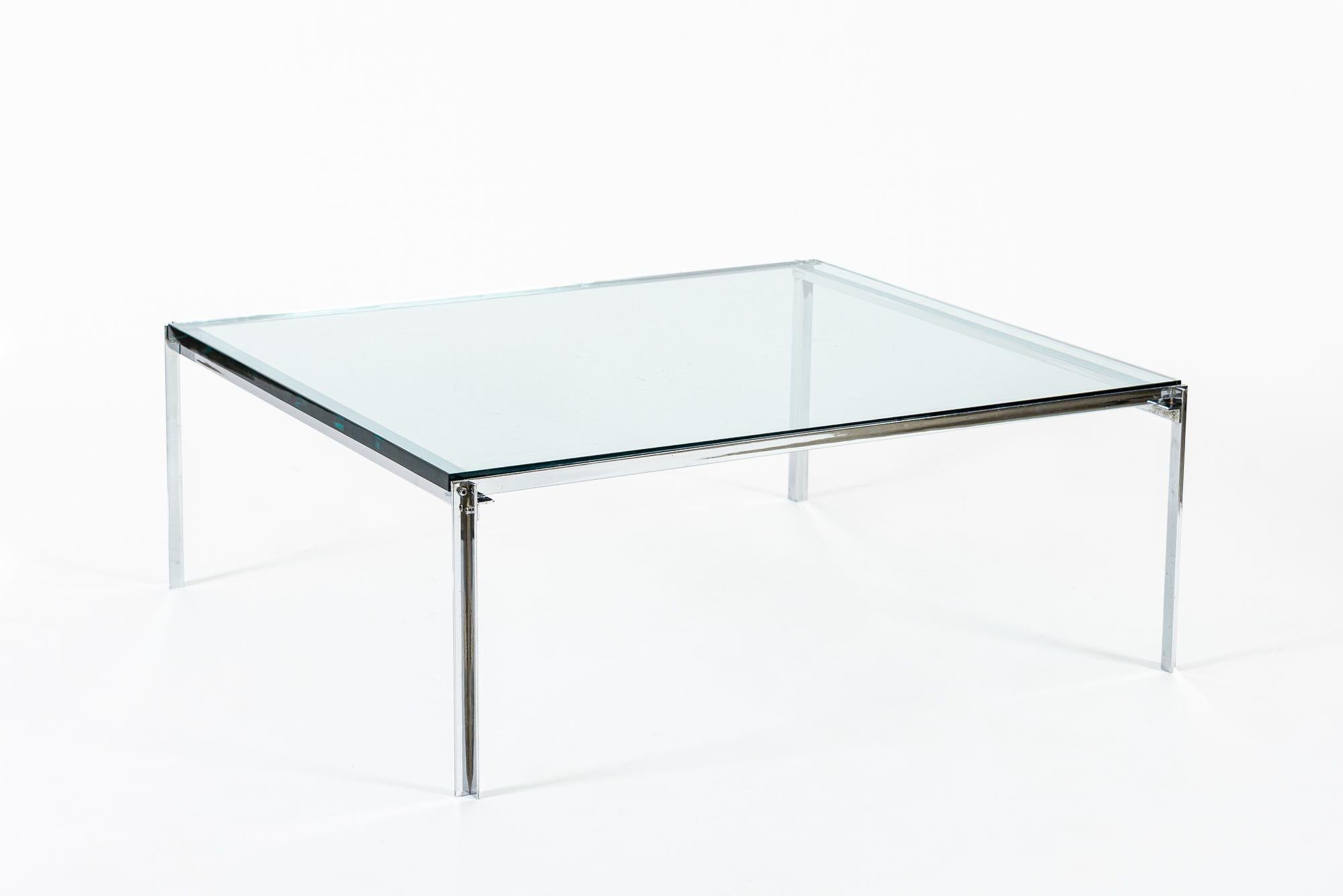 Cette table basse ou table à cocktail en verre a été conçue par les architectes William Katavalos, Ross Littell, Douglas Kelley pour Laverne Originals en 1958. Cette table unique, de fabrication impeccable, se compose d'un plateau en verre sur un
