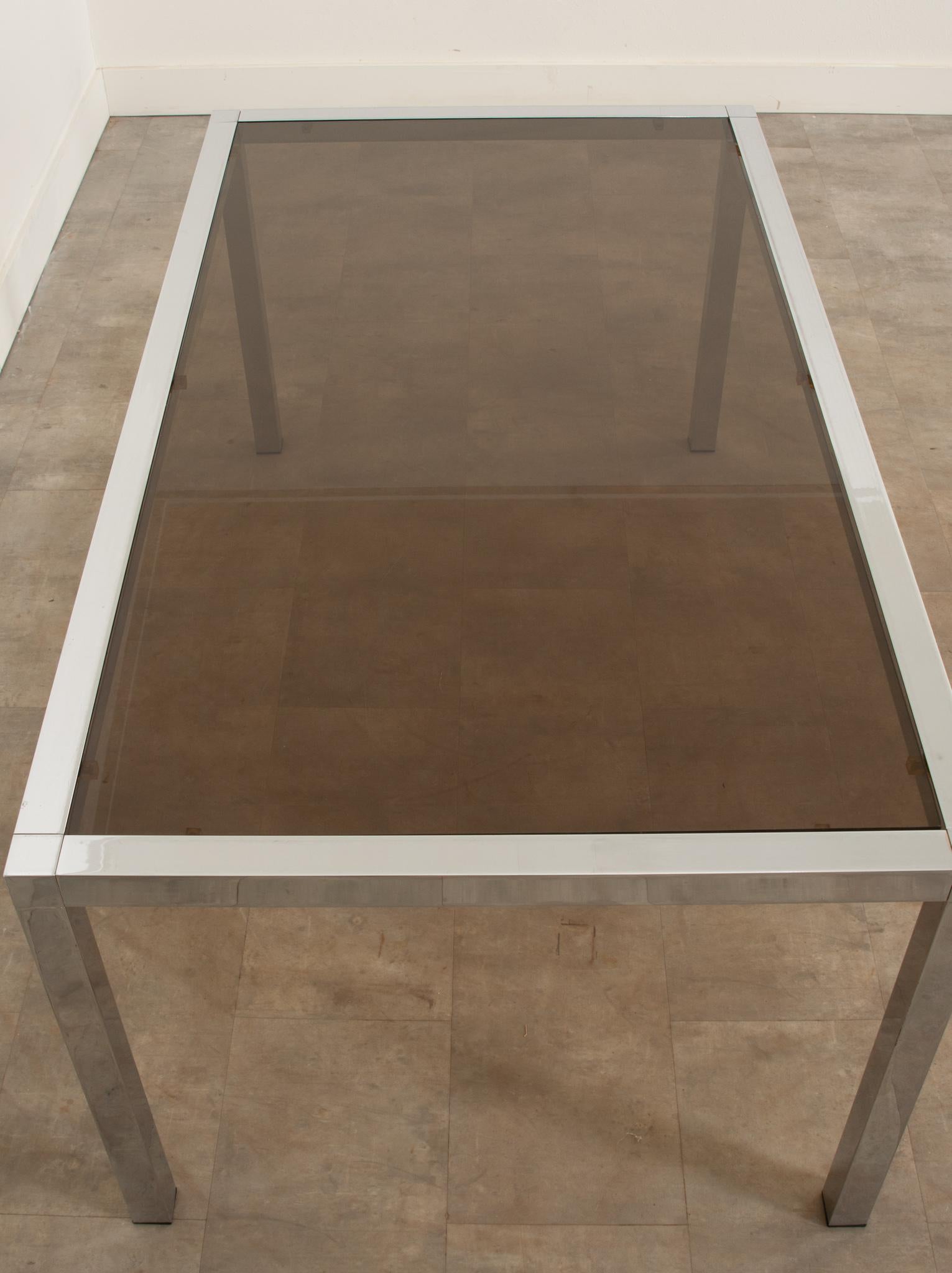 Mesa de comedor de cristal y cromo de mediados de siglo Vaciado en venta