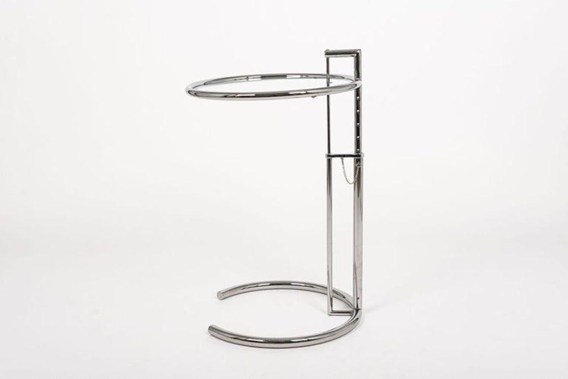 Mid Century Glass & Chrome Round Side Table by Eileen Gray (attr.) en Bueno estado para la venta en Detroit, MI