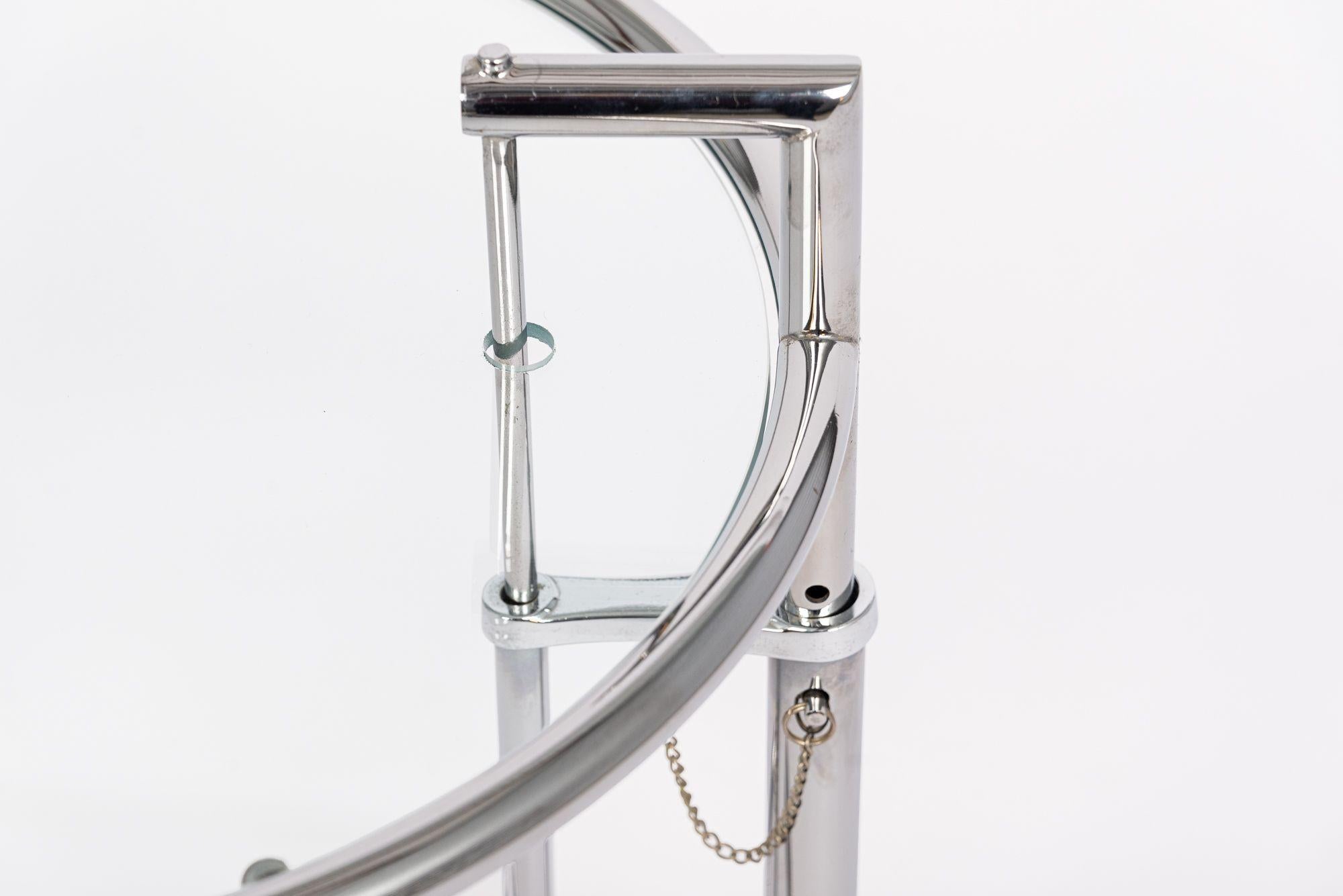 Table d'appoint en verre et chrome du milieu du siècle dernier par Eileen Gray (attr.) en vente 3