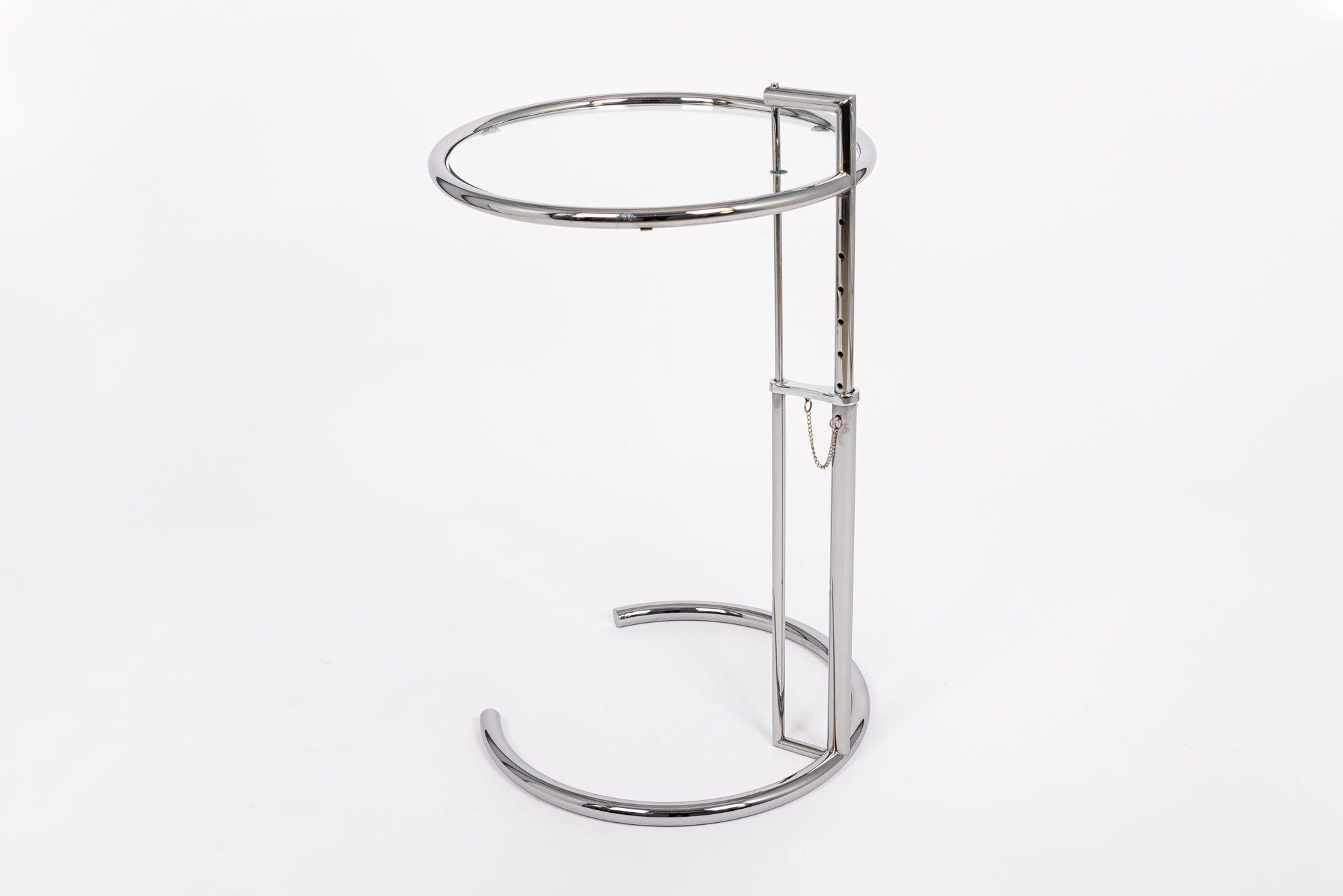 Table d'appoint en verre et chrome du milieu du siècle dernier par Eileen Gray (attr.) en vente 4