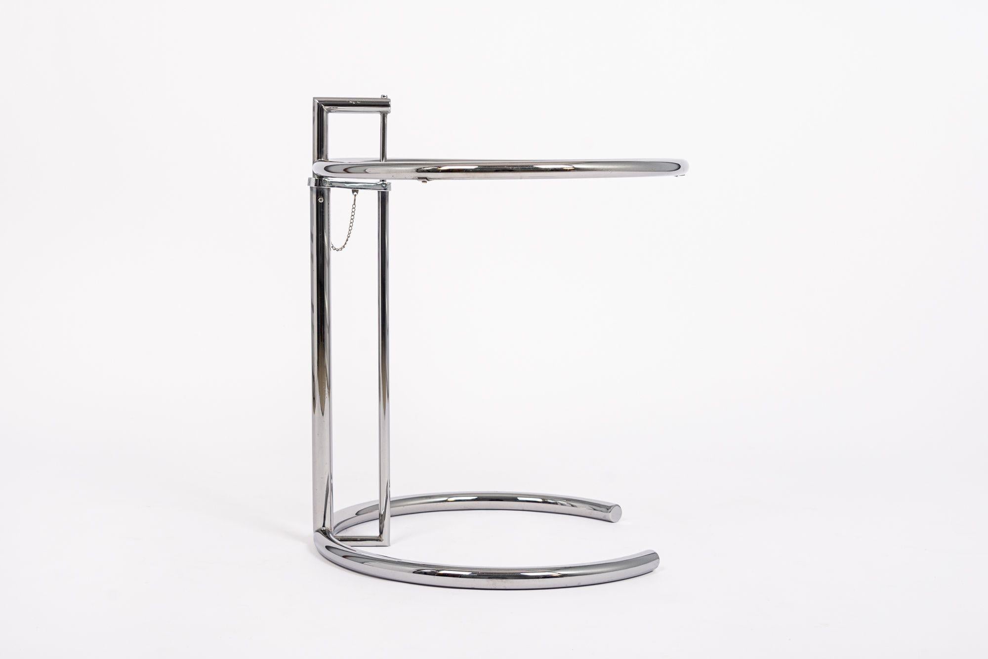 Mid-Century Modern Table d'appoint en verre et chrome du milieu du siècle dernier par Eileen Gray (attr.) en vente