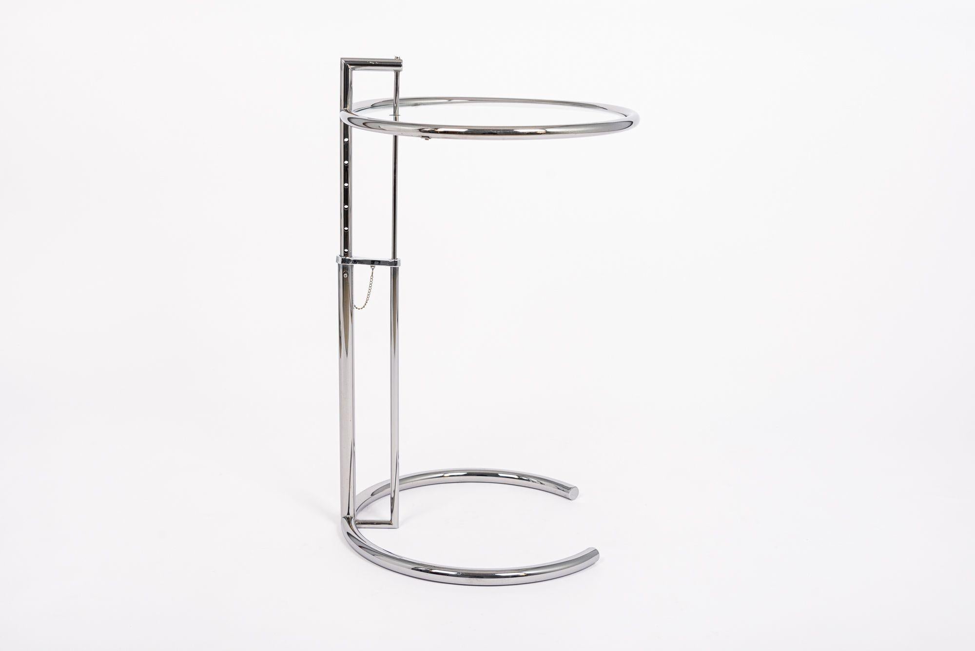 Américain Table d'appoint en verre et chrome du milieu du siècle dernier par Eileen Gray (attr.) en vente