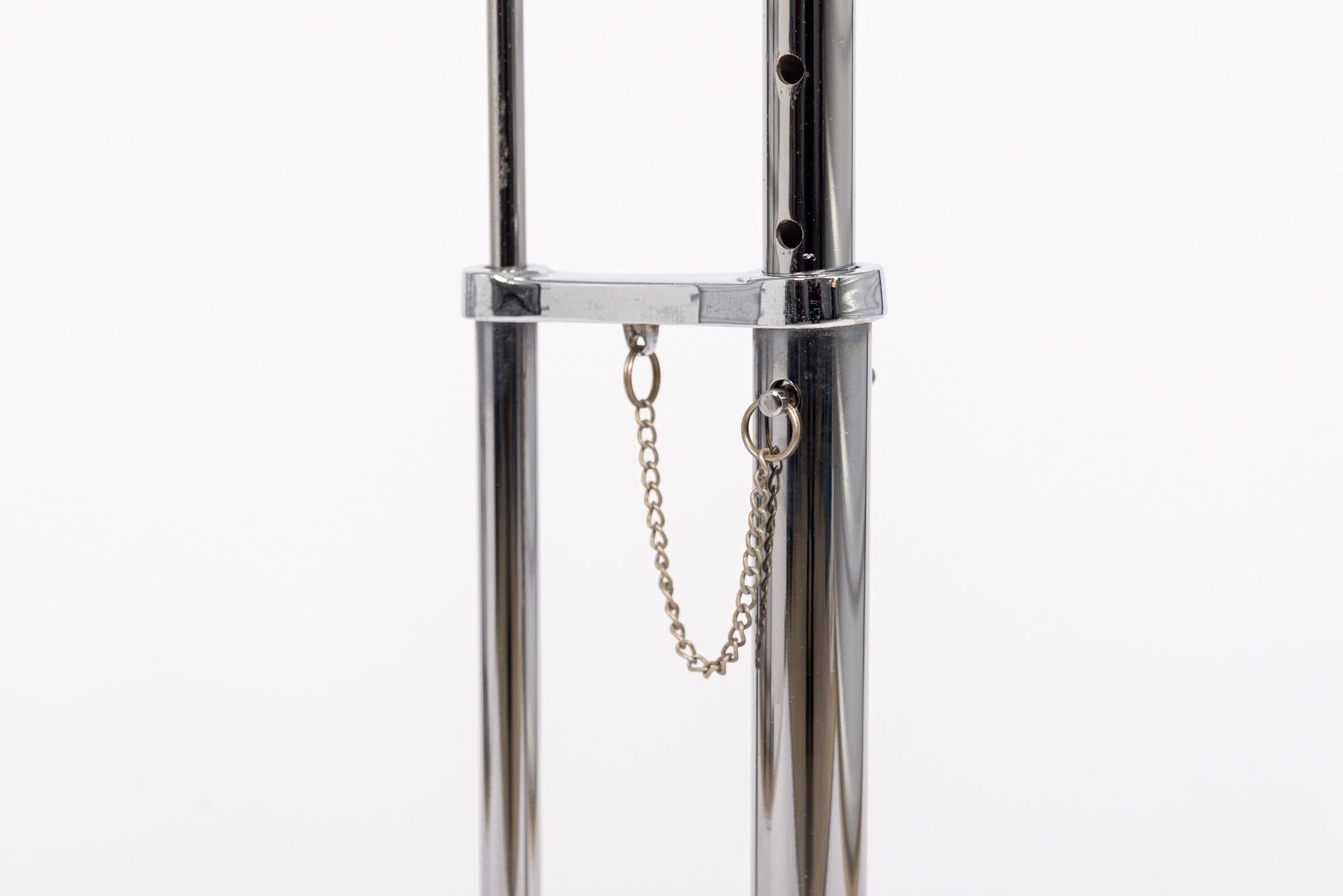 Acier Table d'appoint en verre et chrome du milieu du siècle dernier par Eileen Gray (attr.) en vente