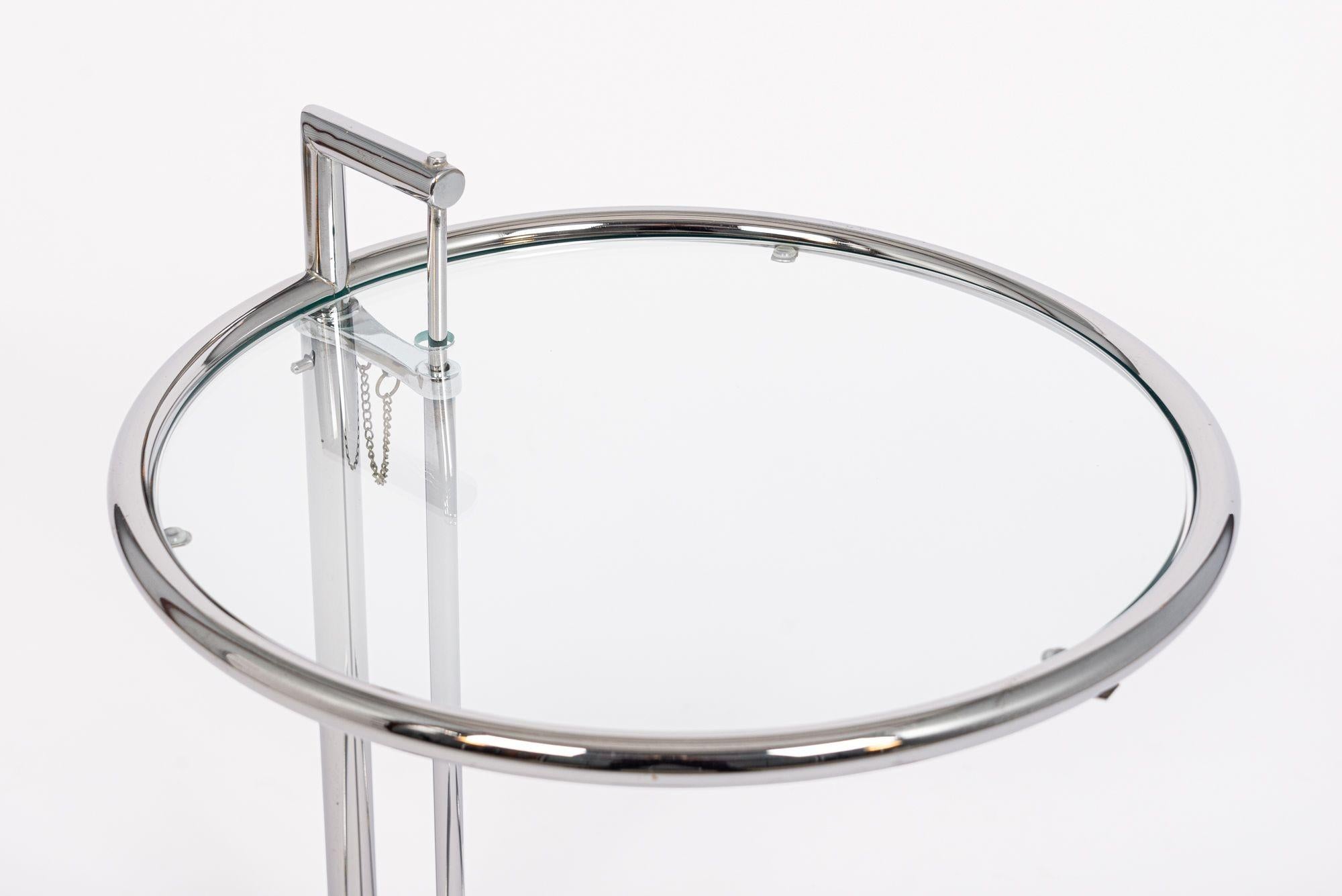 Table d'appoint en verre et chrome du milieu du siècle dernier par Eileen Gray (attr.) en vente 1