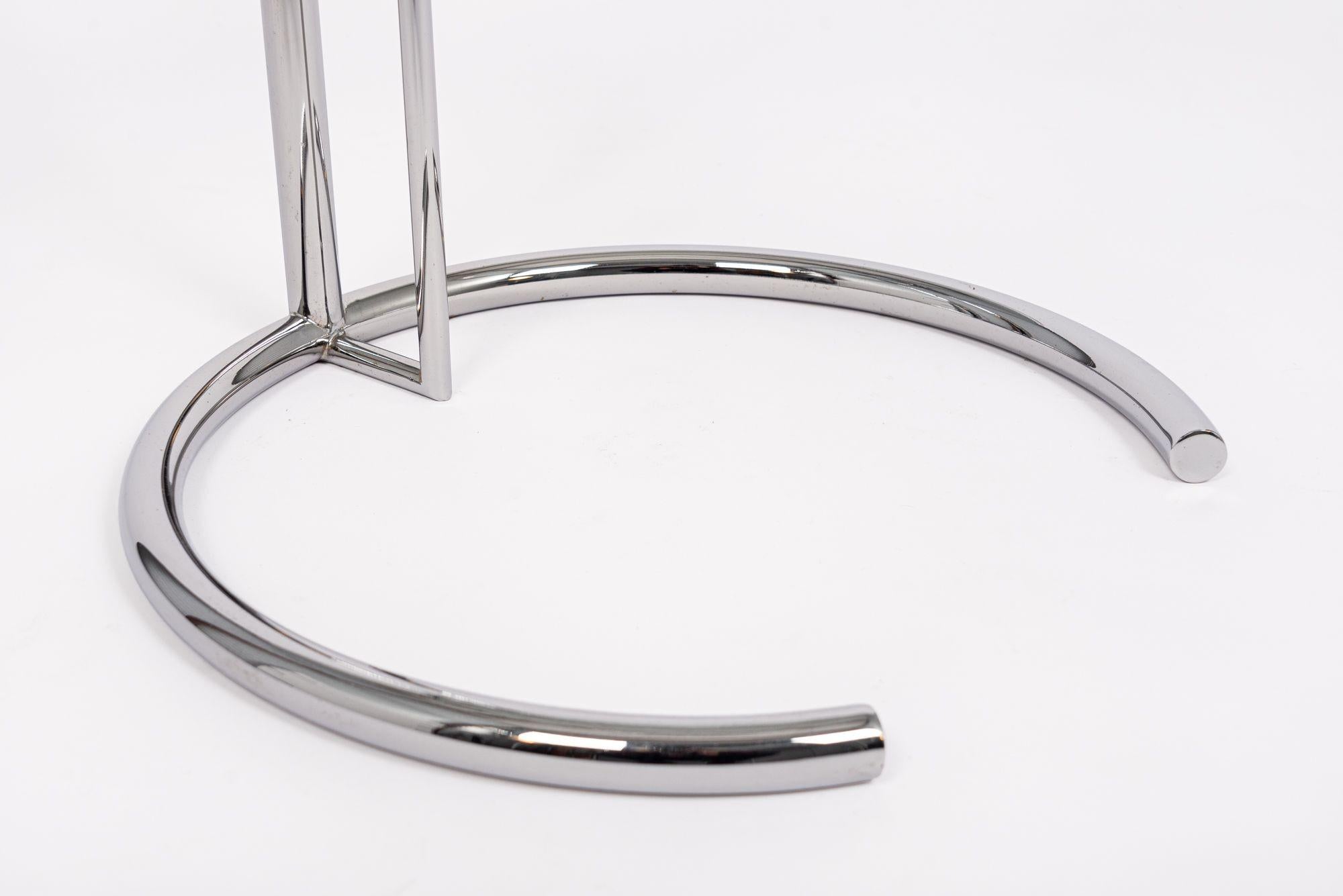 Table d'appoint en verre et chrome du milieu du siècle dernier par Eileen Gray (attr.) en vente 2
