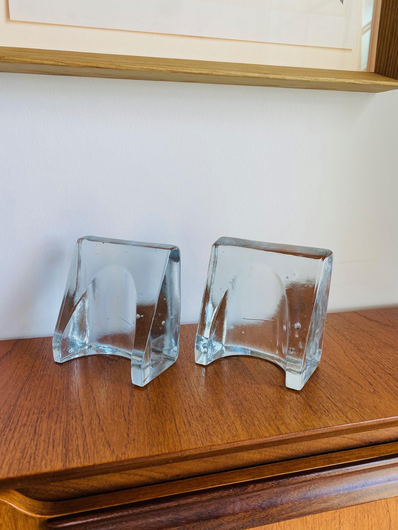 Paire de serre-livres sculpturaux en verre du milieu du siècle, conçus par Wayne Husted pour Blenko. Fabriqué en verre texturé dense avec un design en forme de pelle. Sculpturale, unique et d'un style très proche de la glace. Chaque pièce est