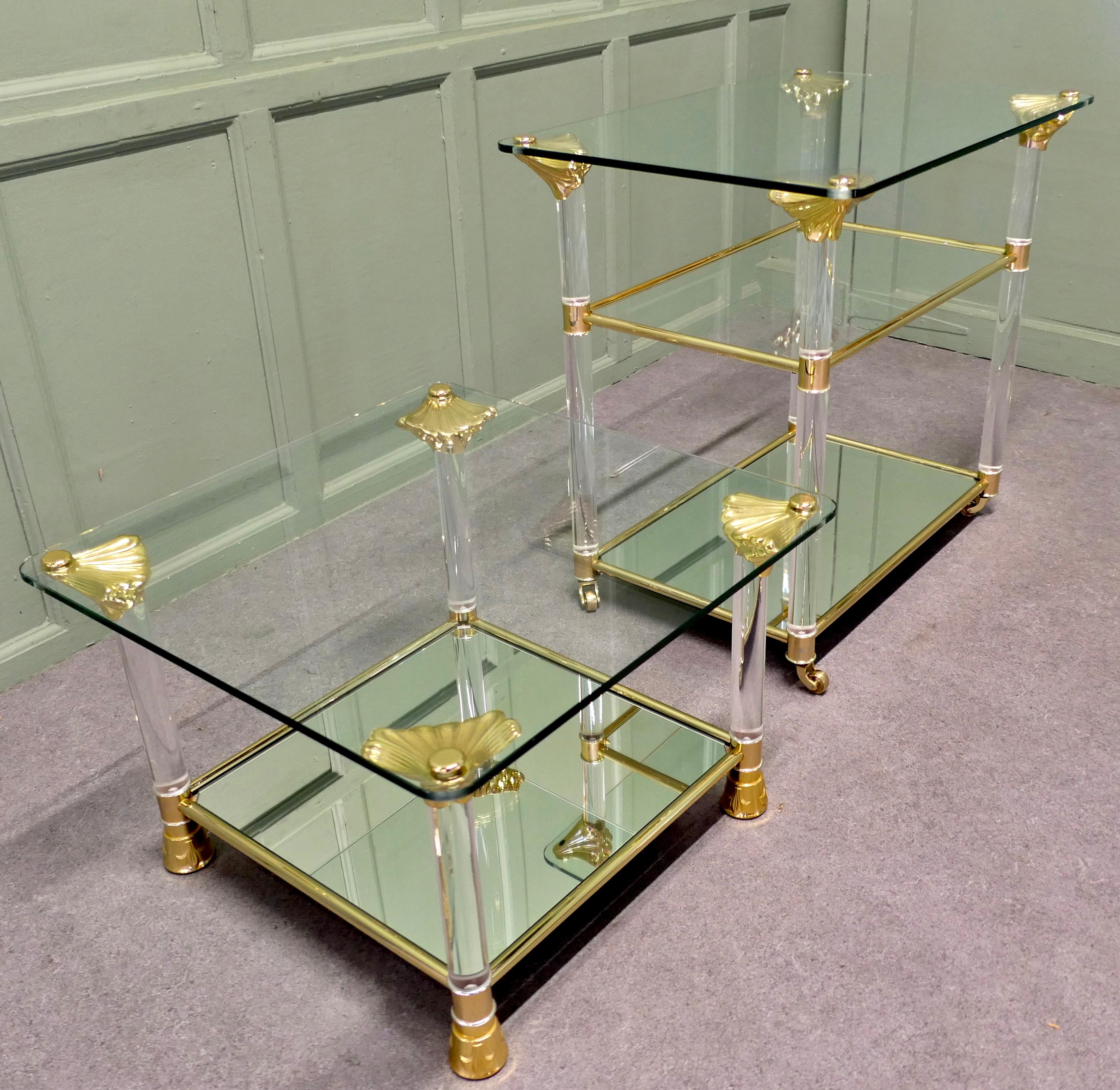 Mid-Century Modern Chariot à boissons en verre du milieu du siècle et table d'appoint assortie en vente