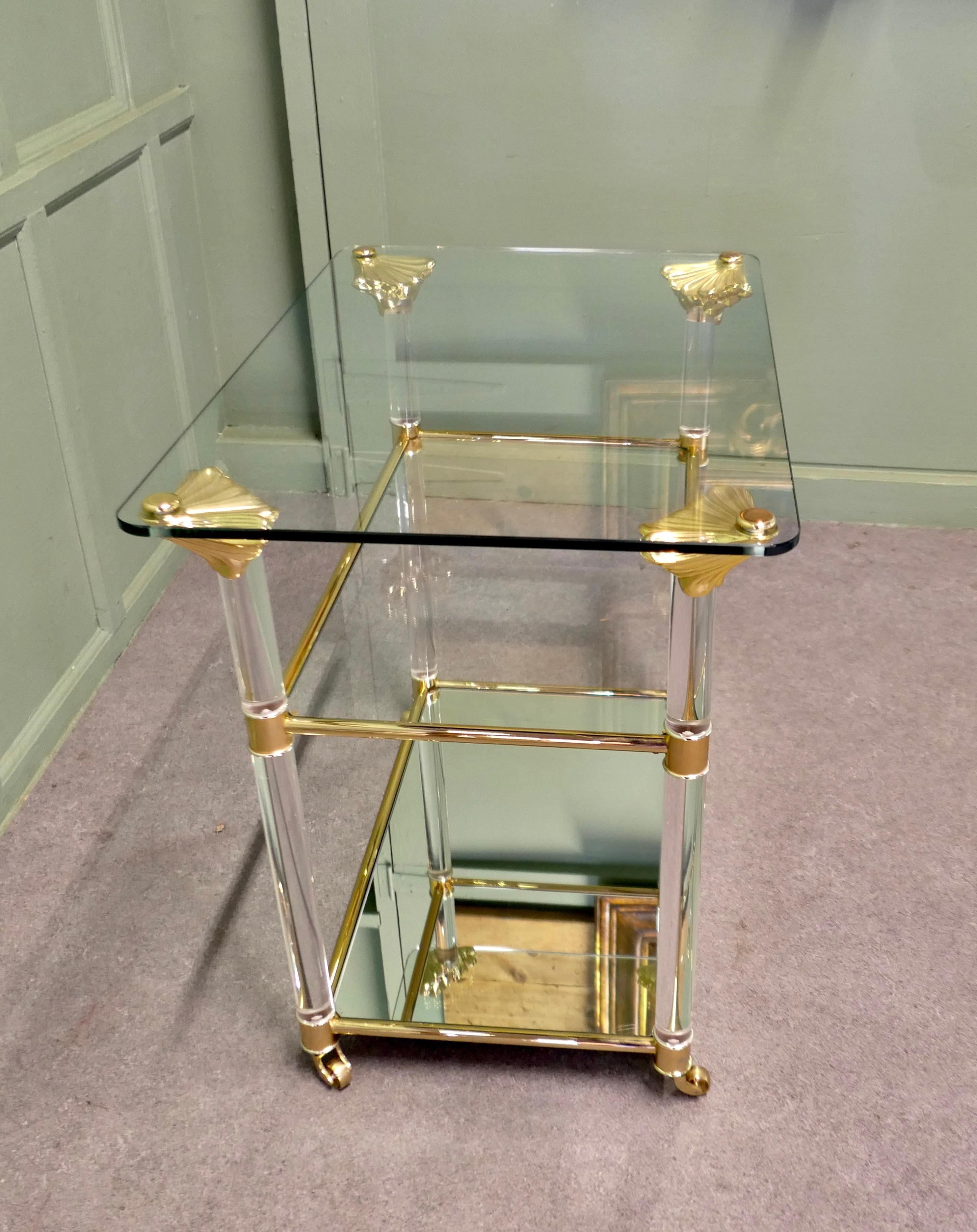 Chariot à boissons en verre du milieu du siècle et table d'appoint assortie Bon état - En vente à Godshill, Isle of Wight