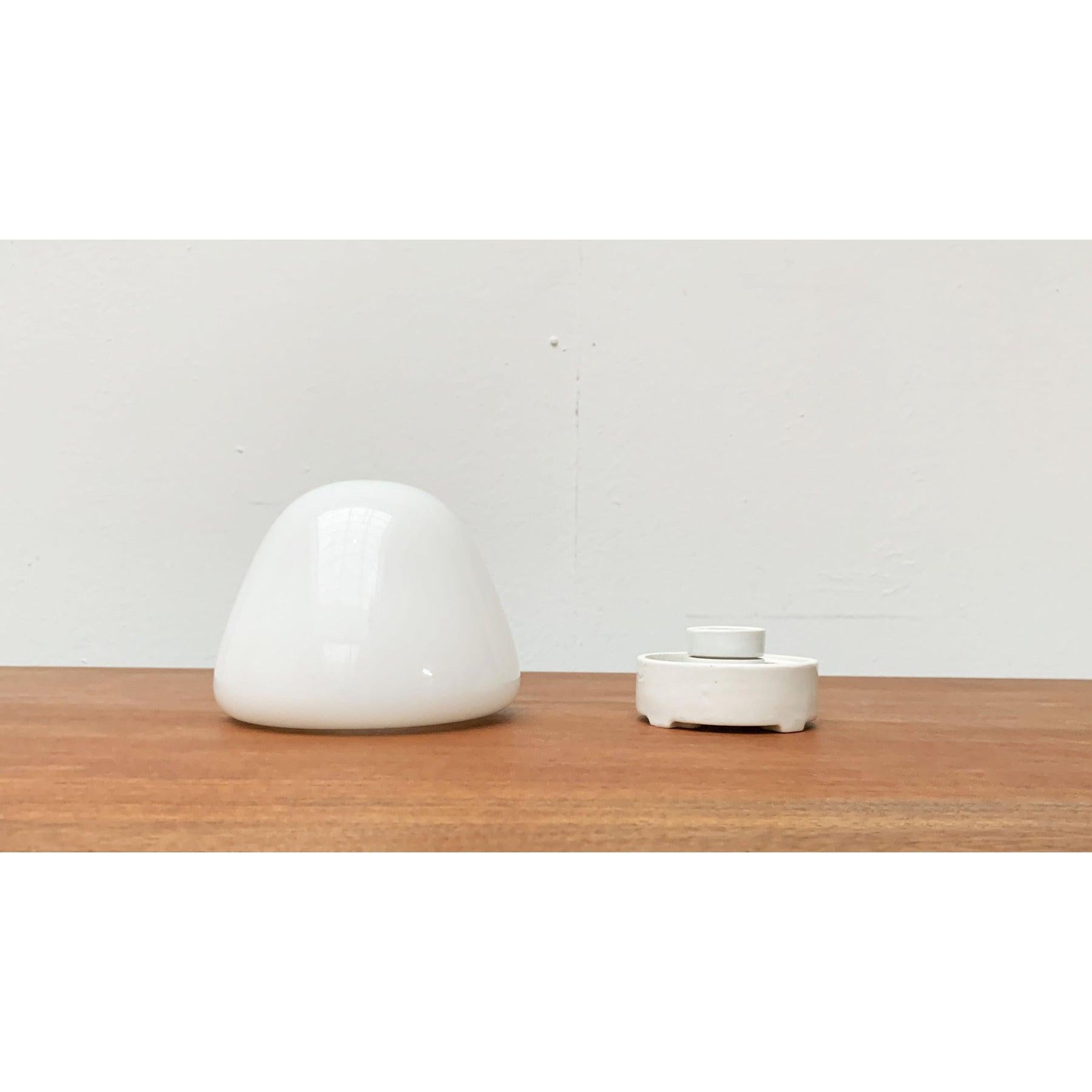Classica lampada da soffitto o da parete di Lindner basata su un design di Wilhelm Wagenfeld degli anni '50.

Un design funzionale, elegante e senza tempo. La base è rifinita in bianco. Il vetro della vite è opalino sovrapposto. Questo pezzo ha un