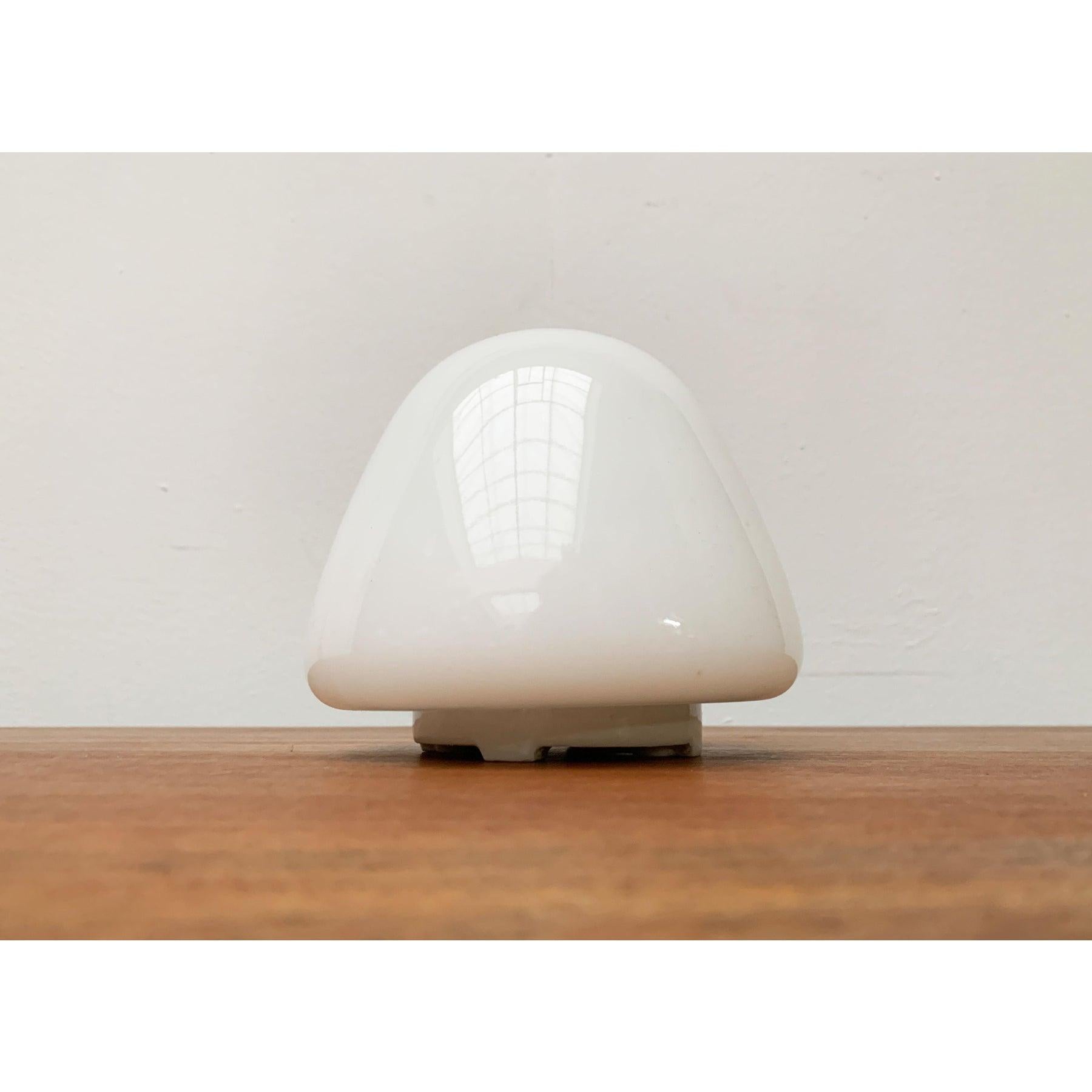 Mid-Century moderno Lampada da soffitto o da parete in vetro Erdbeere di metà secolo di Wilhelm Wagenfeld per Lindner in vendita