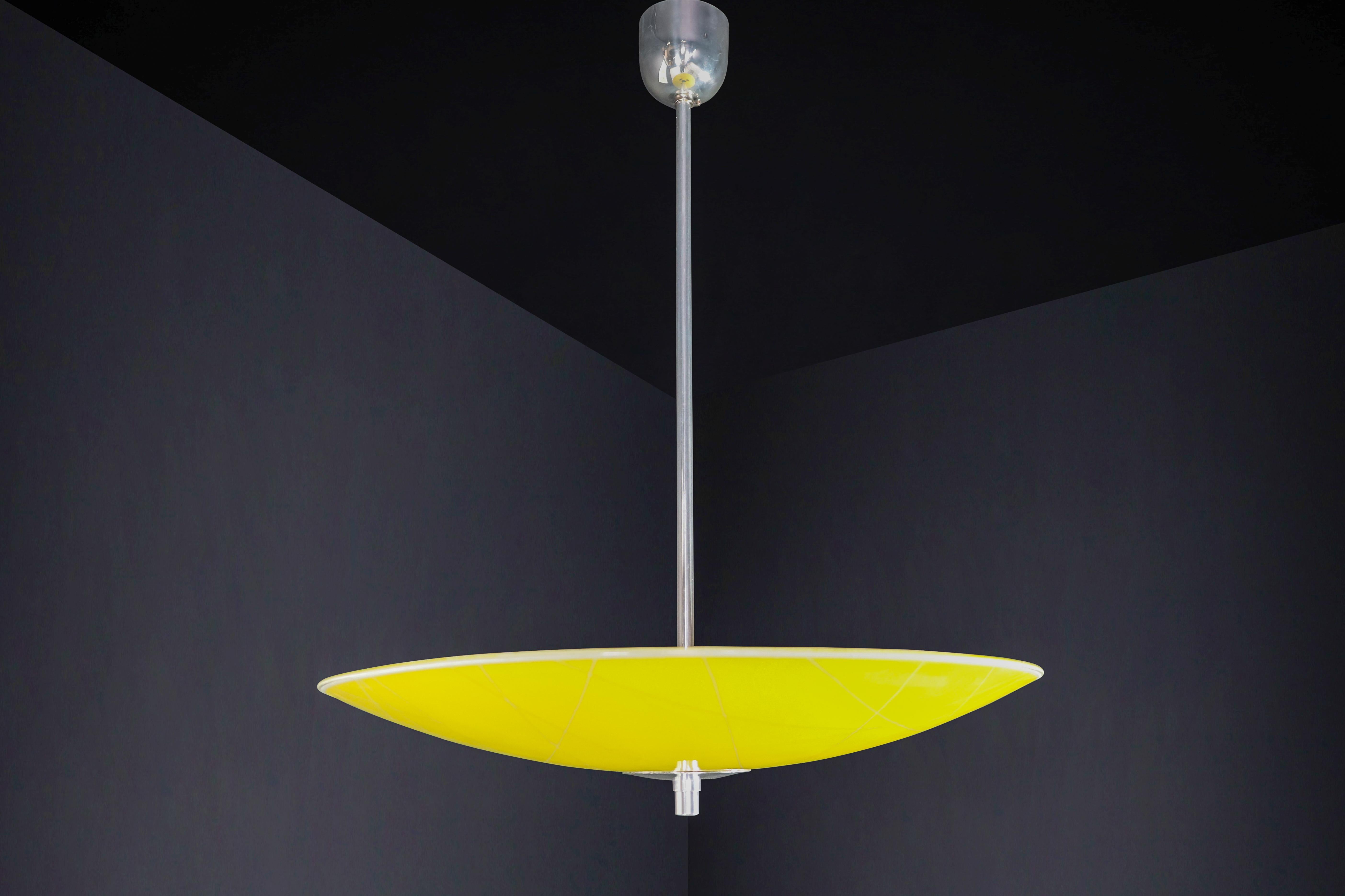 Mid-Century Glass Hanging Pendant Lamp Brussels World Expo 1958 (5100)  In Good Condition For Sale In Almelo, NL