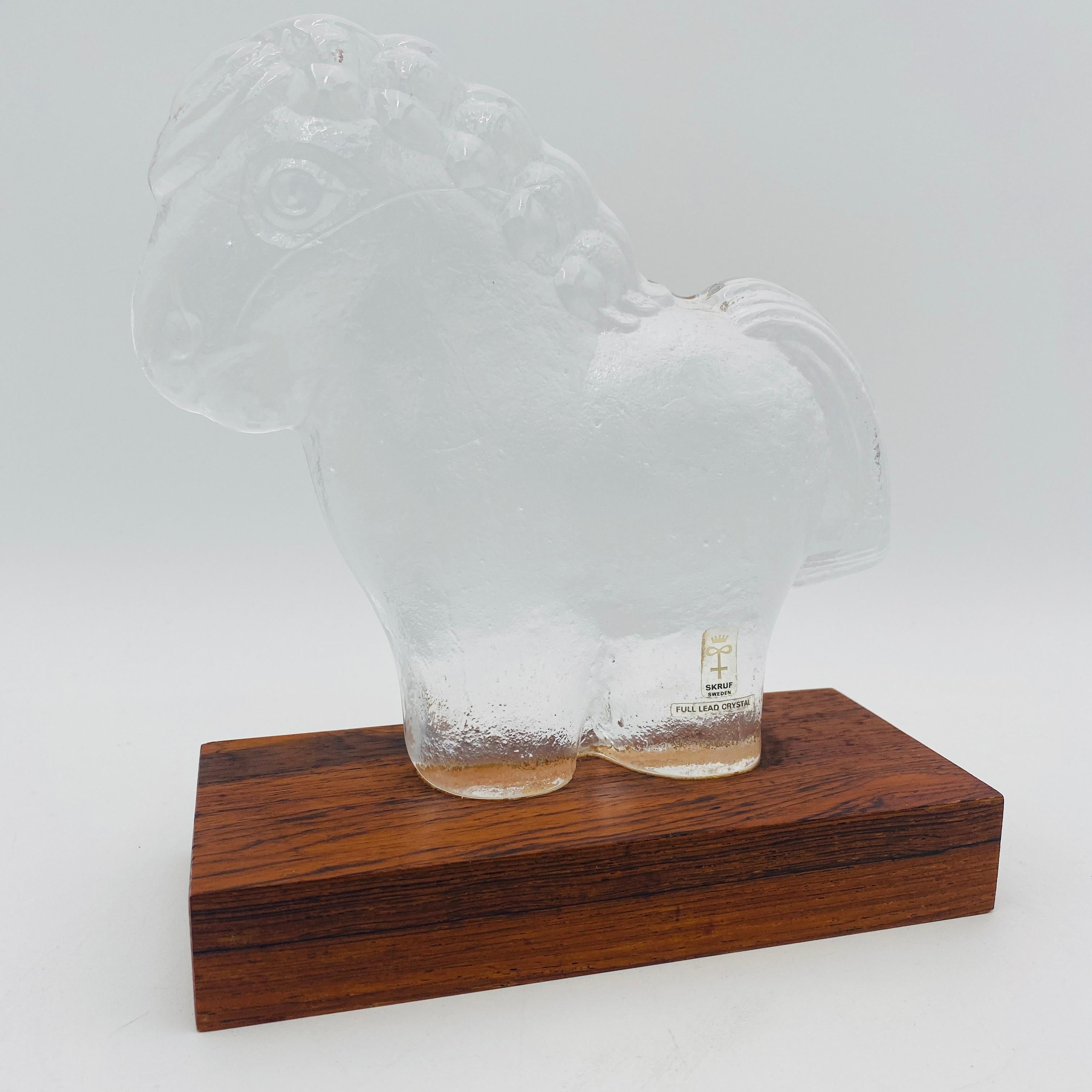Se trata de una estatuilla de caballo de mediados de siglo, hecha de cristal totalmente de plomo, diseñada por Bengt Edenfalk para la marca sueca Skruf. Skruf es una empresa vidriera sueca que posteriormente se fusionó con Kosta y Åfors para formar