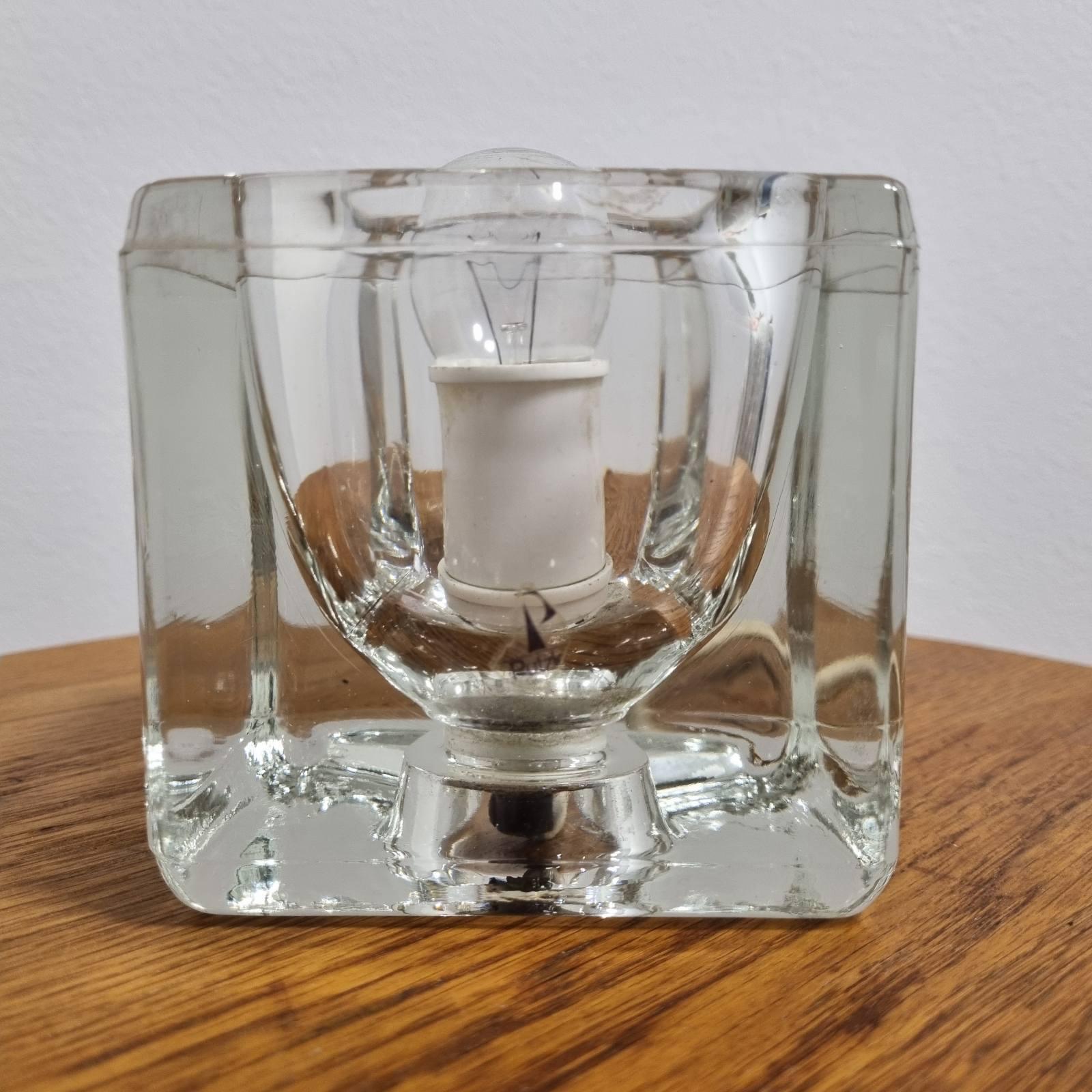 Belle lampe de table appelée 