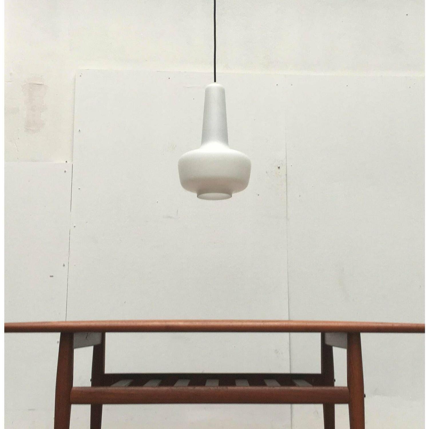 Simple glass pendant from the danish manufacturer fog & mørup based on a design by jacob e. Bang from the 1960s.

a minimalist design that impresses with its materiality and design language. The glass comes from the renowned manufacturer holmegaard.