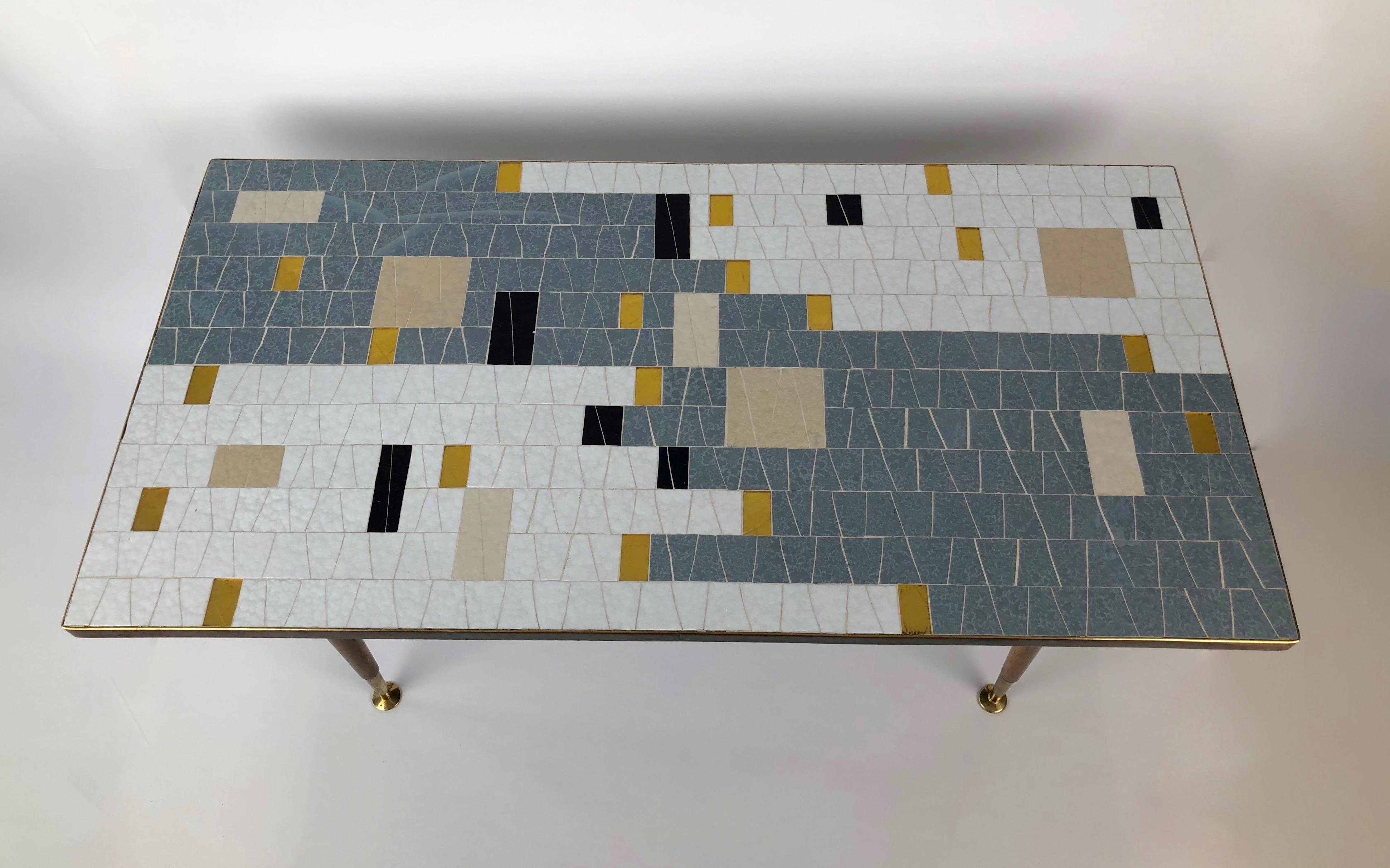 Mid-Century Modern Table en mosaïque de verre du milieu du siècle, Couch Table en noir et blanc, gris et or en vente