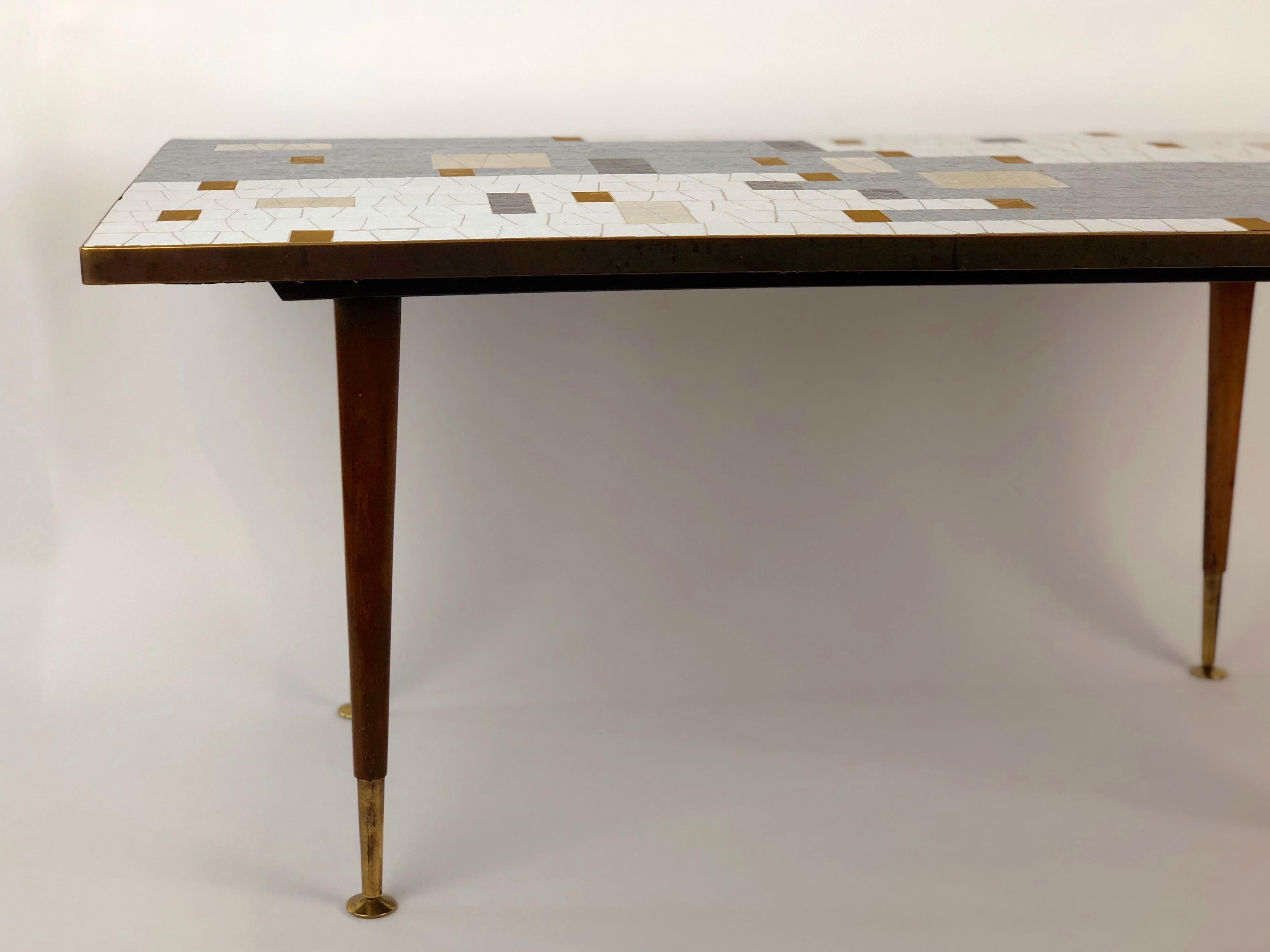 20ième siècle Table en mosaïque de verre du milieu du siècle, Couch Table en noir et blanc, gris et or en vente