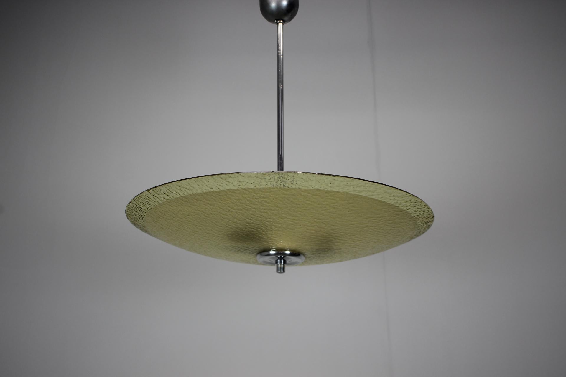 - Ciondolo in vetro di metà secolo, anni '60, Cecoslovacchia,
- in cromo e vetro,
- presenta segni di usura e di età (graffi, etc.),
- in buone condizioni originali.