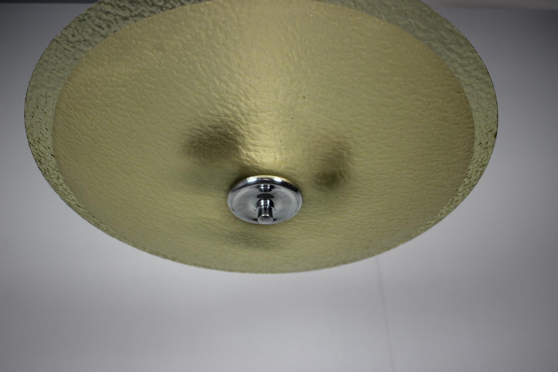 Ciondolo in vetro di metà secolo, anni '60, Cecoslovacchia In condizioni buone in vendita a Praha, CZ