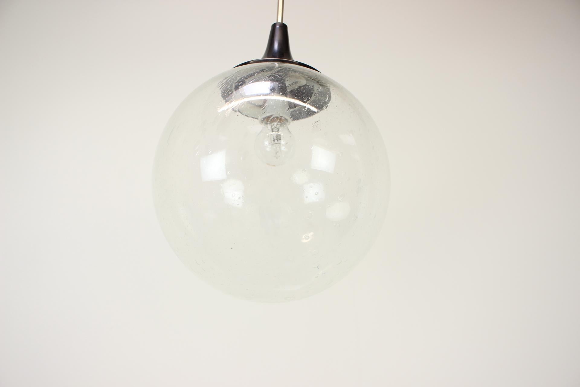 Prodotto in Cecoslovacchia
In vetro, plastica
Con patina invecchiata
1 lampadina E27 o E26
Rilucidato
Buone condizioni originali
Compatibile con il cablaggio degli Stati Uniti.