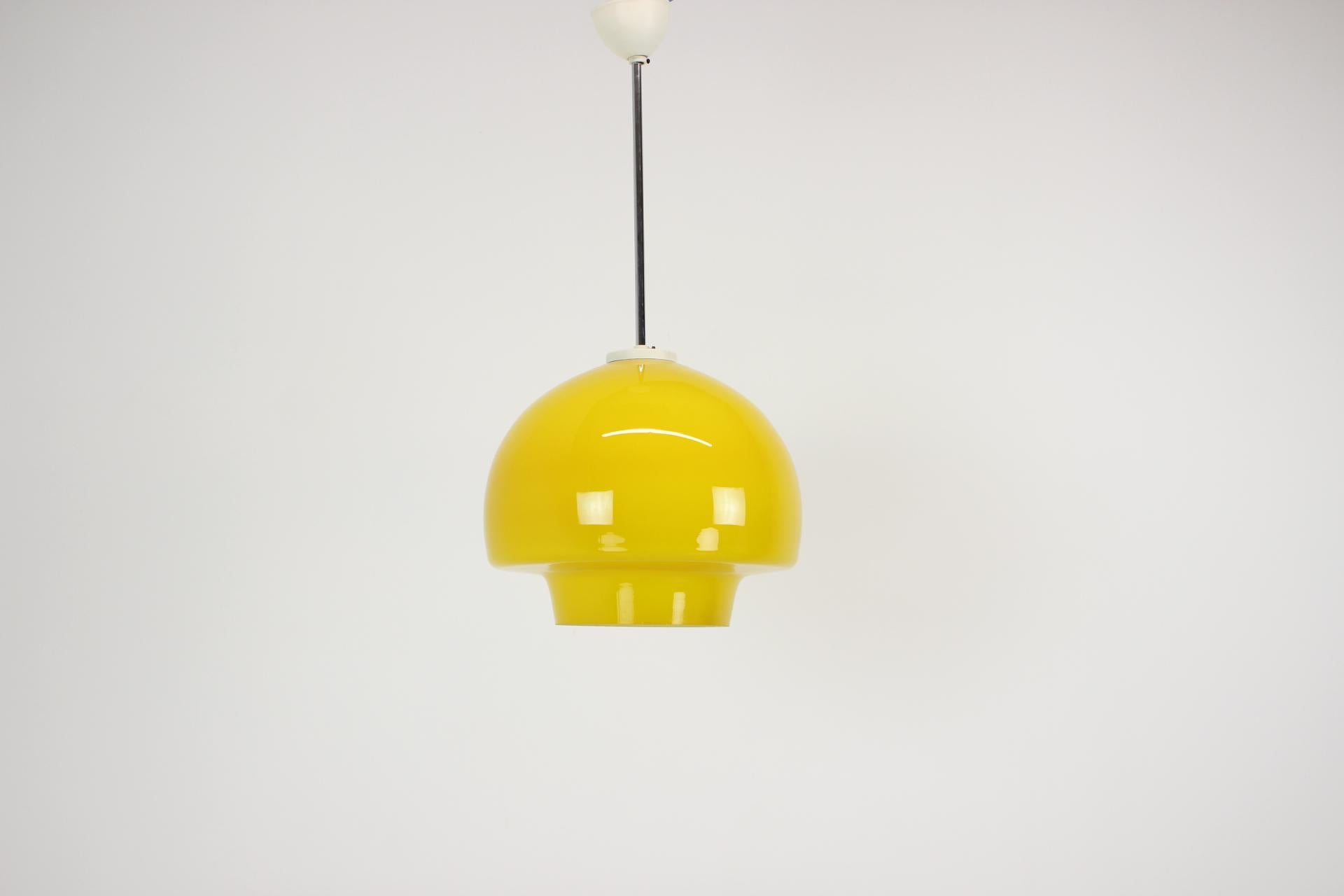 Prodotto in Cecoslovacchia
Realizzato in vetro, cromo
1x lampadina E27 o E26
Buone condizioni originali
Compatibile con il cablaggio degli Stati Uniti.