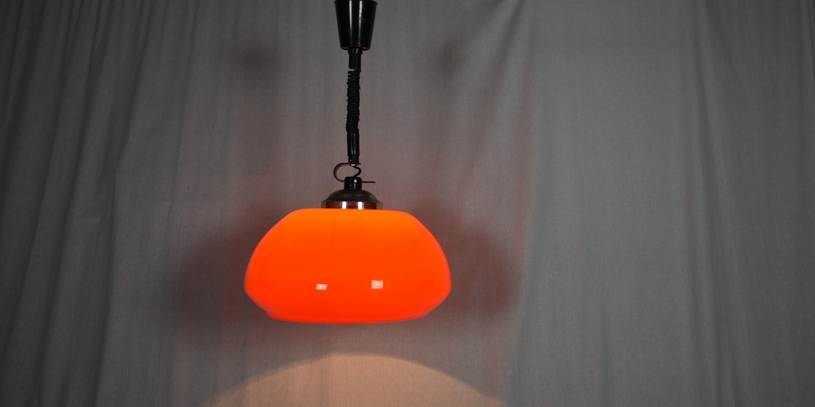 Prodotto in Germania 
Realizzato in vetro, metallo
Rilucidato
Condizioni originali.
1 lampadina da 60 W, E27 o E26.
