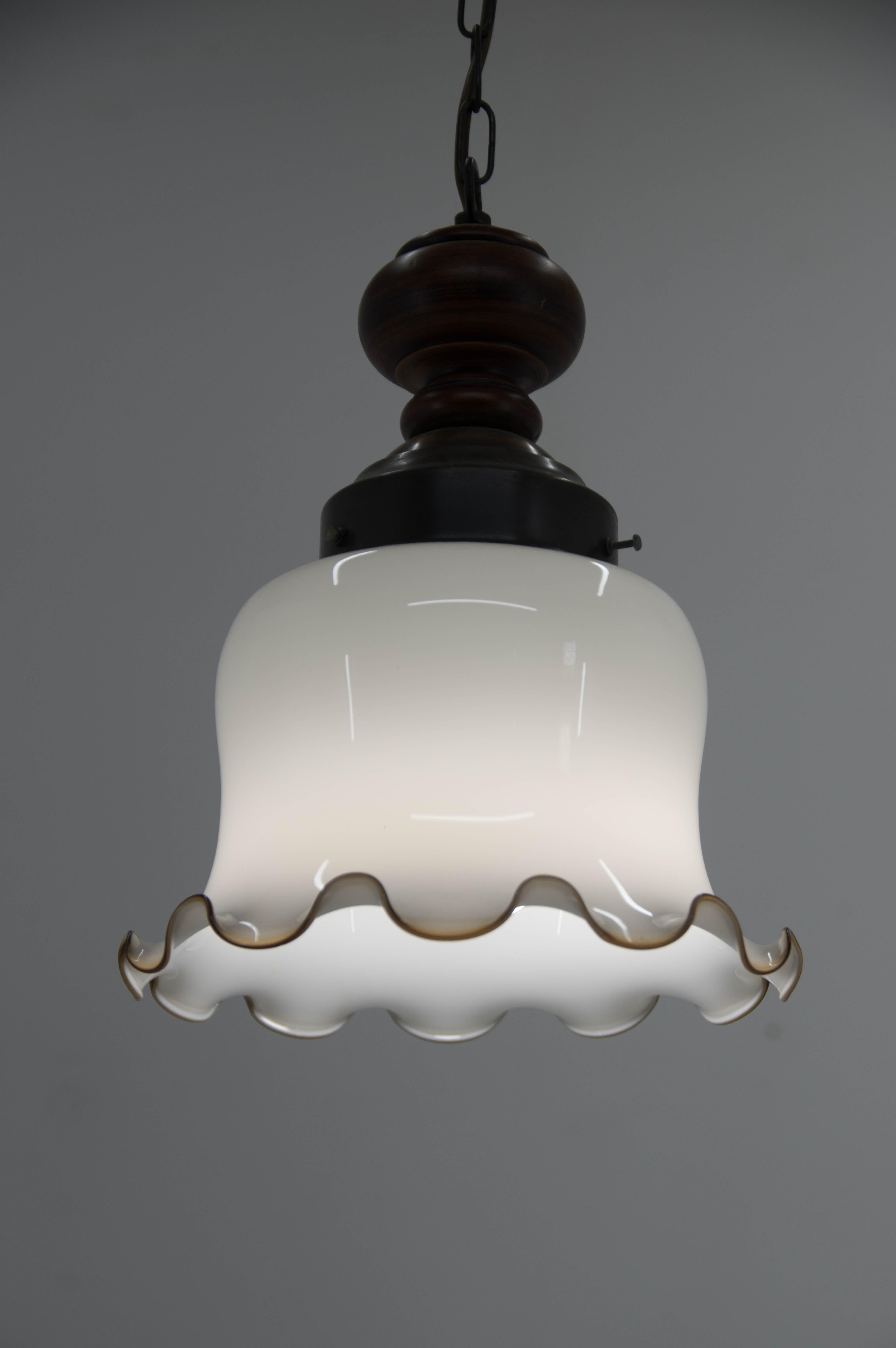 White glass pendant in perfect condition.
The chain can be shorten on request.
1x60W, E25-E27 bulb
US wiring compatible