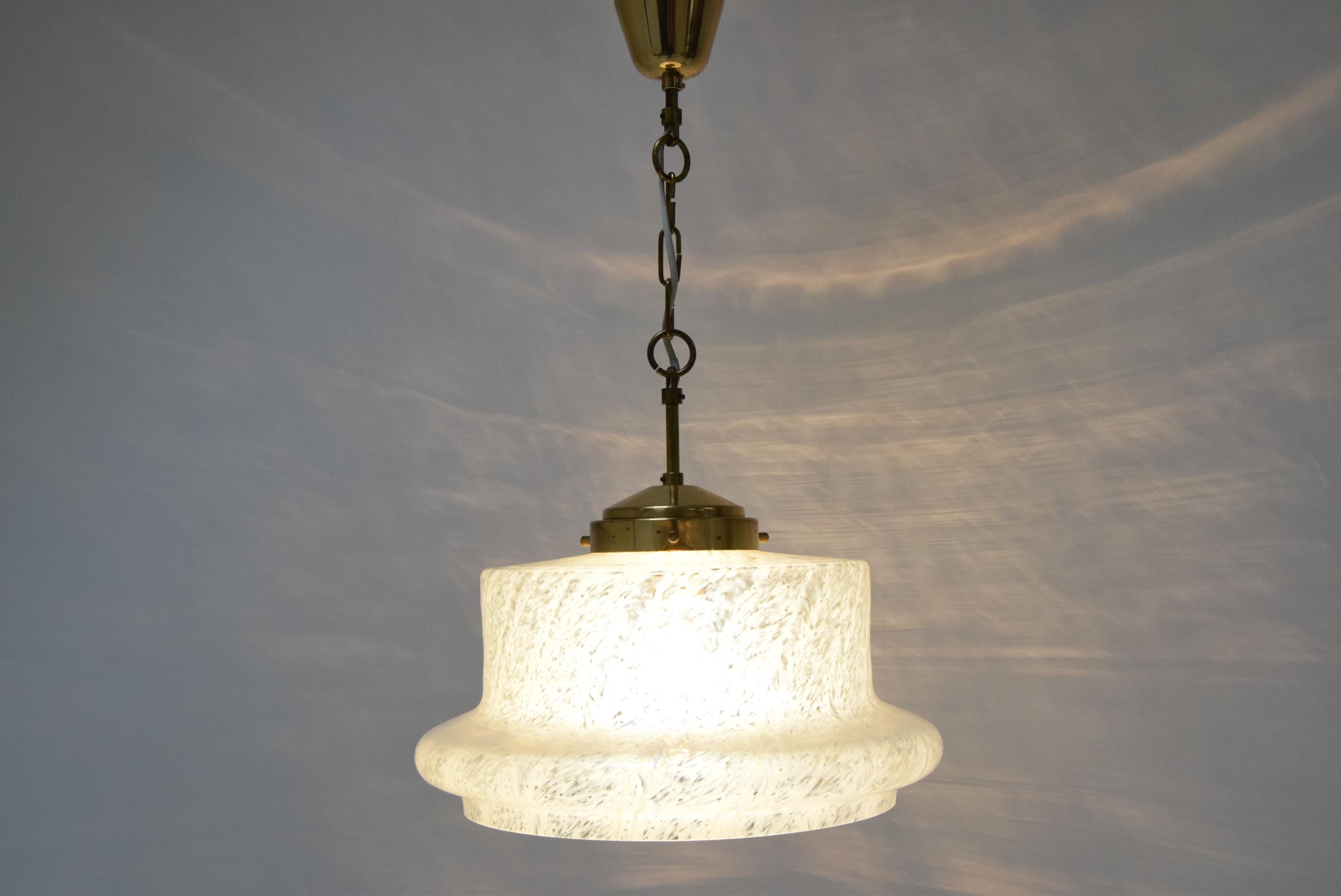 Prodotto in Cecoslovacchia
Realizzato in vetro, ottone
Con patina invecchiata
1x lampadina E27 o E26
Rilucidato
Completamente funzionante
Buone condizioni originali
Compatibile con il cablaggio degli Stati Uniti.