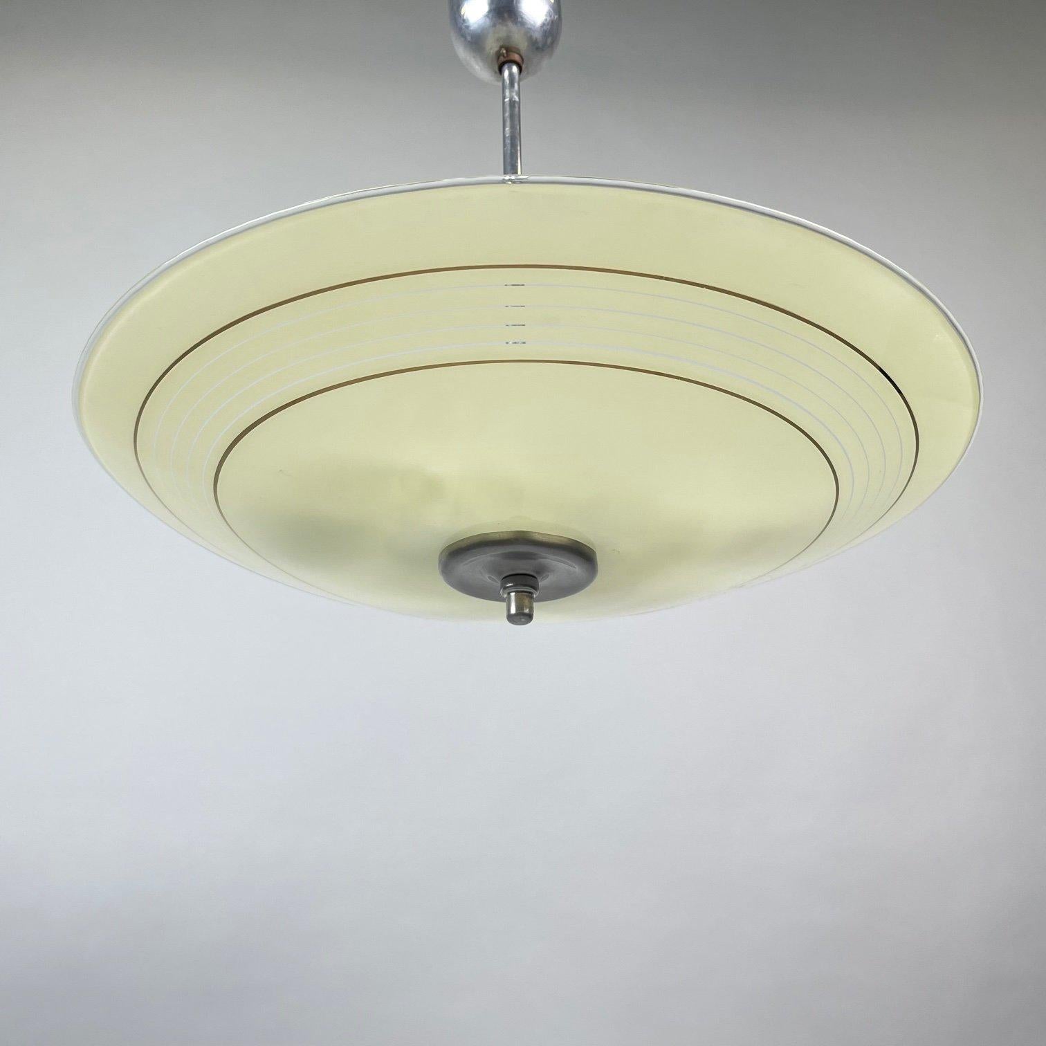 Ciondolo in vetro vintage realizzato da Napako nell'ex Cecoslovacchia negli anni '60. 
Lampadine: 3 x E27 o E26.