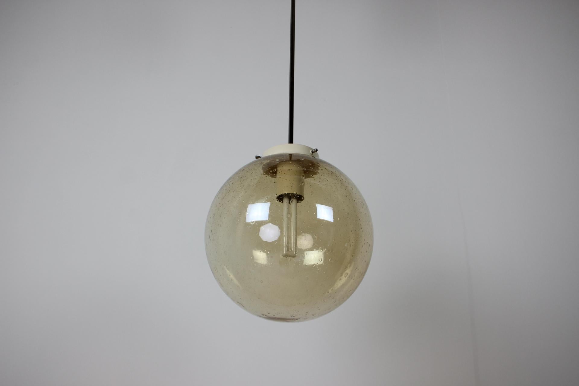 Prodotto in Cecoslovacchia. Anno di produzione 1982
Realizzato in metallo verniciato e vetro
Con patina invecchiata
Rilucidato
Completamente funzionante
Compatibile con il cablaggio USA
Buone condizioni originali.