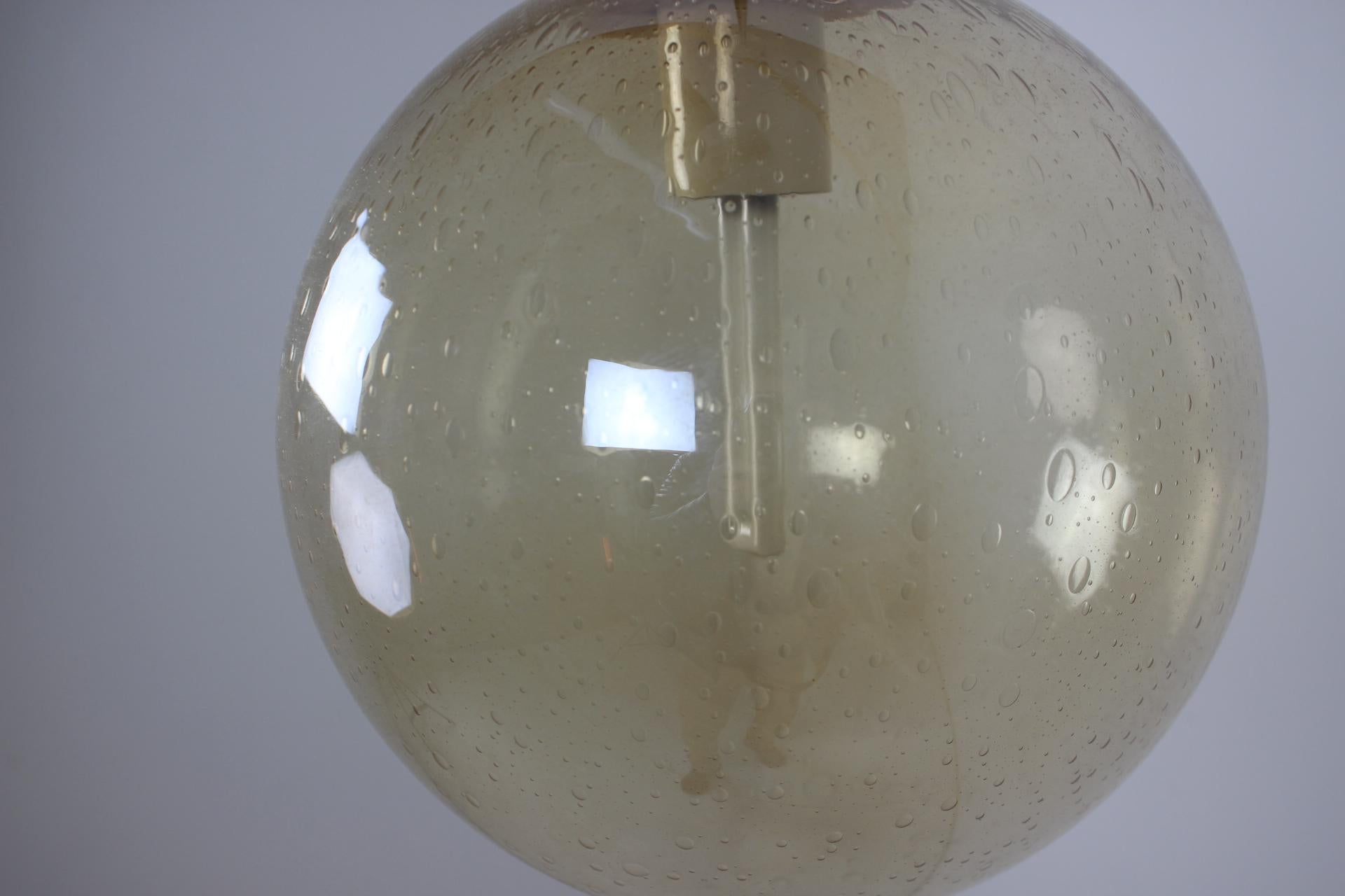 Metallo Ciondolo in vetro di metà secolo Cecoslovacchia, 1982, Fino a 10 pezzi in vendita