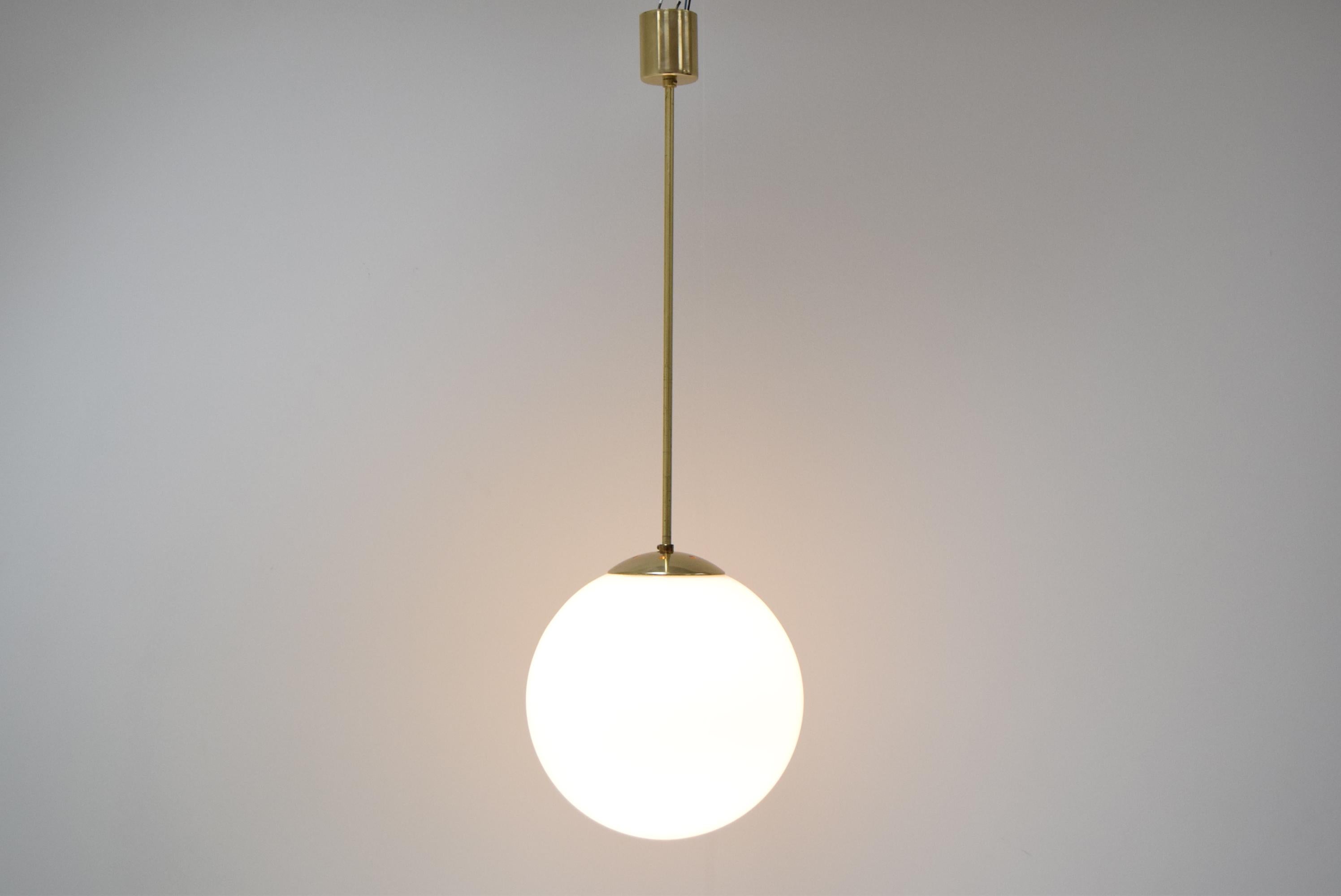 Prodotto in Cecoslovacchia
Realizzato in vetro, ottone
Nuovo cablaggio
1 lampadina E27 o E26
Buone condizioni originali
Compatibile con il cablaggio degli Stati Uniti.