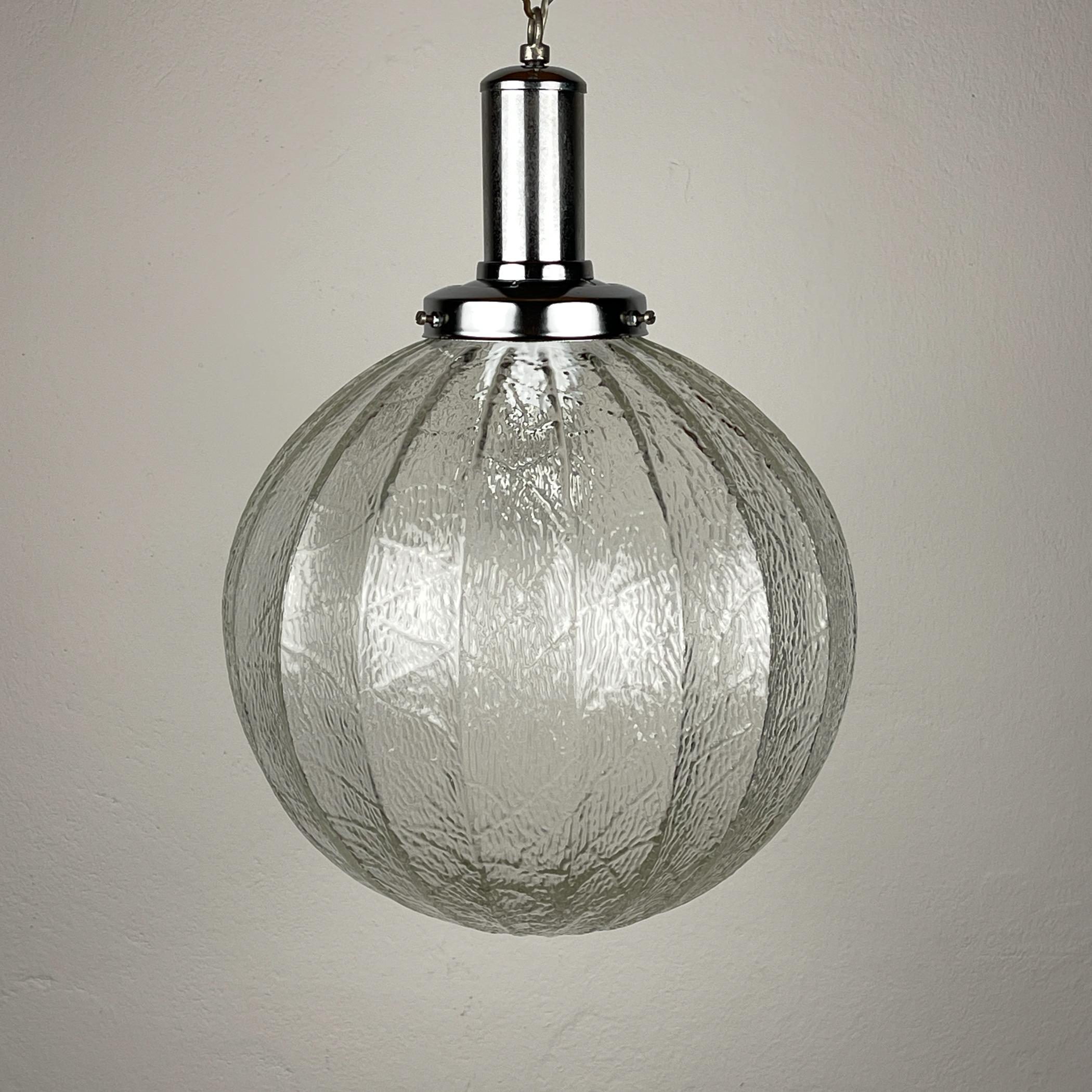 Lampada a sospensione in vetro della metà del secolo scorso realizzata in Italia negli anni '60.

La lampada è in ottime condizioni vintage, senza alcun danno. Il cromo ha una patina Nature.

Dimensioni:
Larghezza: 32 cm / 12,6 pollici
Altezza: 46