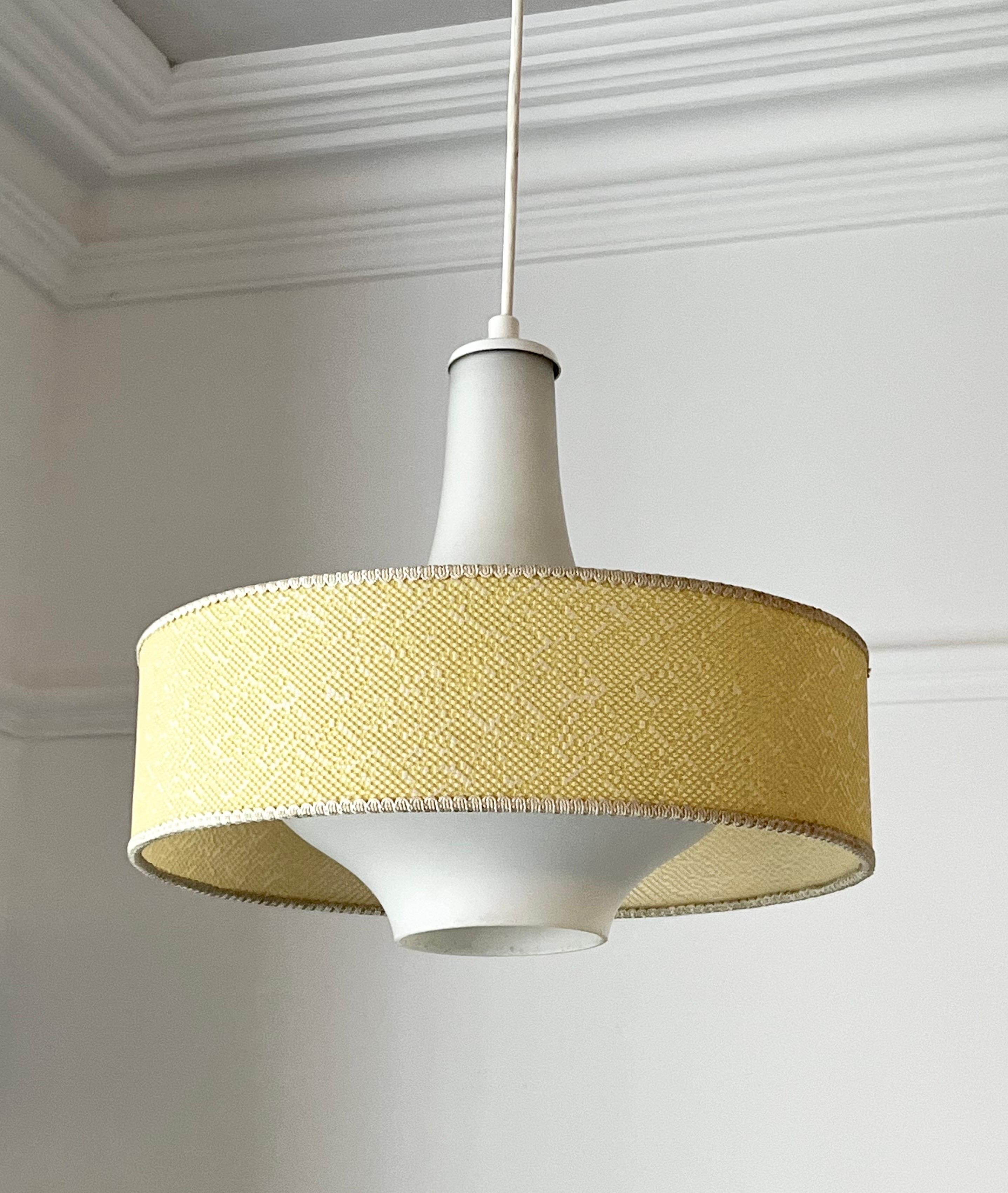 Mid-Century Glass Pendant Light with Optional Yellow Shade by Itsu of Finland In Fair Condition For Sale In London, GB