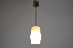 Lampe à suspension en verre du milieu du siècle, années 1960