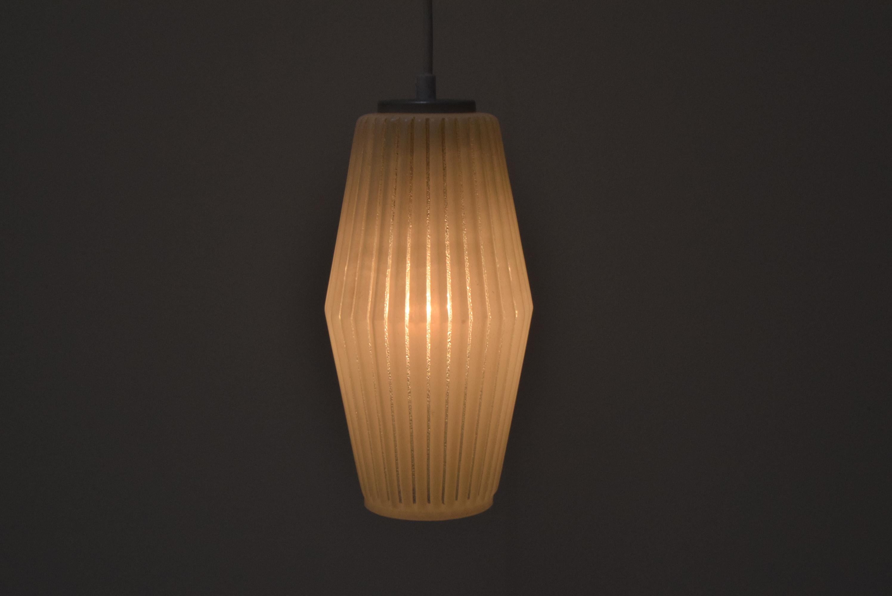Prodotto in Cecoslovacchia
In vetro, plastica
Nuovo cablaggio
1x lampadina E27 o E26
L'altezza può essere regolata
Rilucidato
Condizioni originali
Compatibile con il cablaggio degli Stati Uniti.