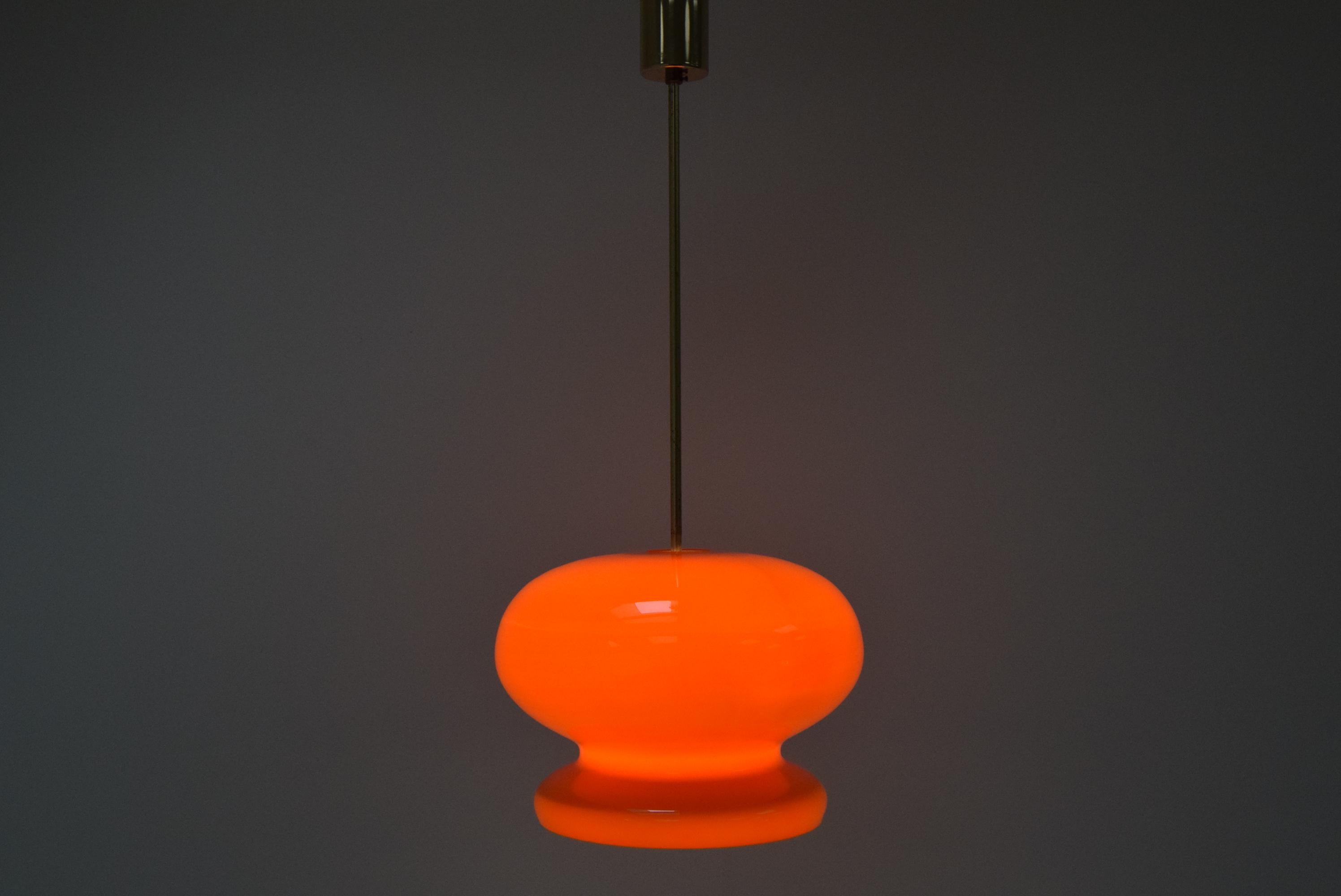 Made in Czechoslovakia
Made of glass, brass
New cabling
1x E27 or E26 bulb
With aged patina
Re-polished
Good original condition
US wiring compatible.